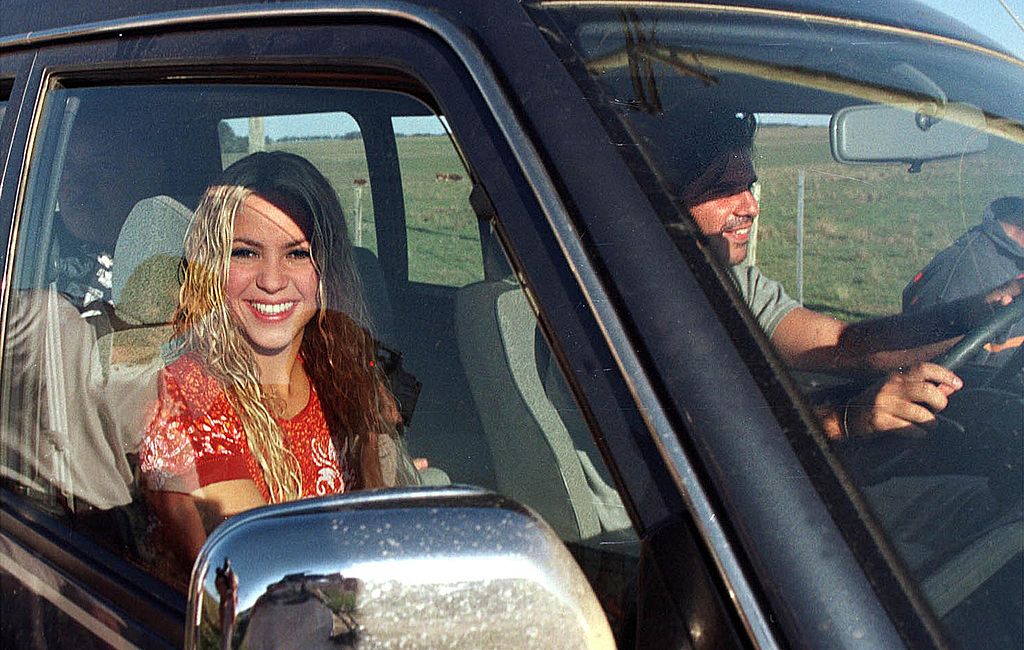 Shakira viaja en un coche con su novio de entonces, Antonio de la Rúa, en Maldonado, Uruguay, el 28 de septiembre de 2000. | Foto: Getty Images