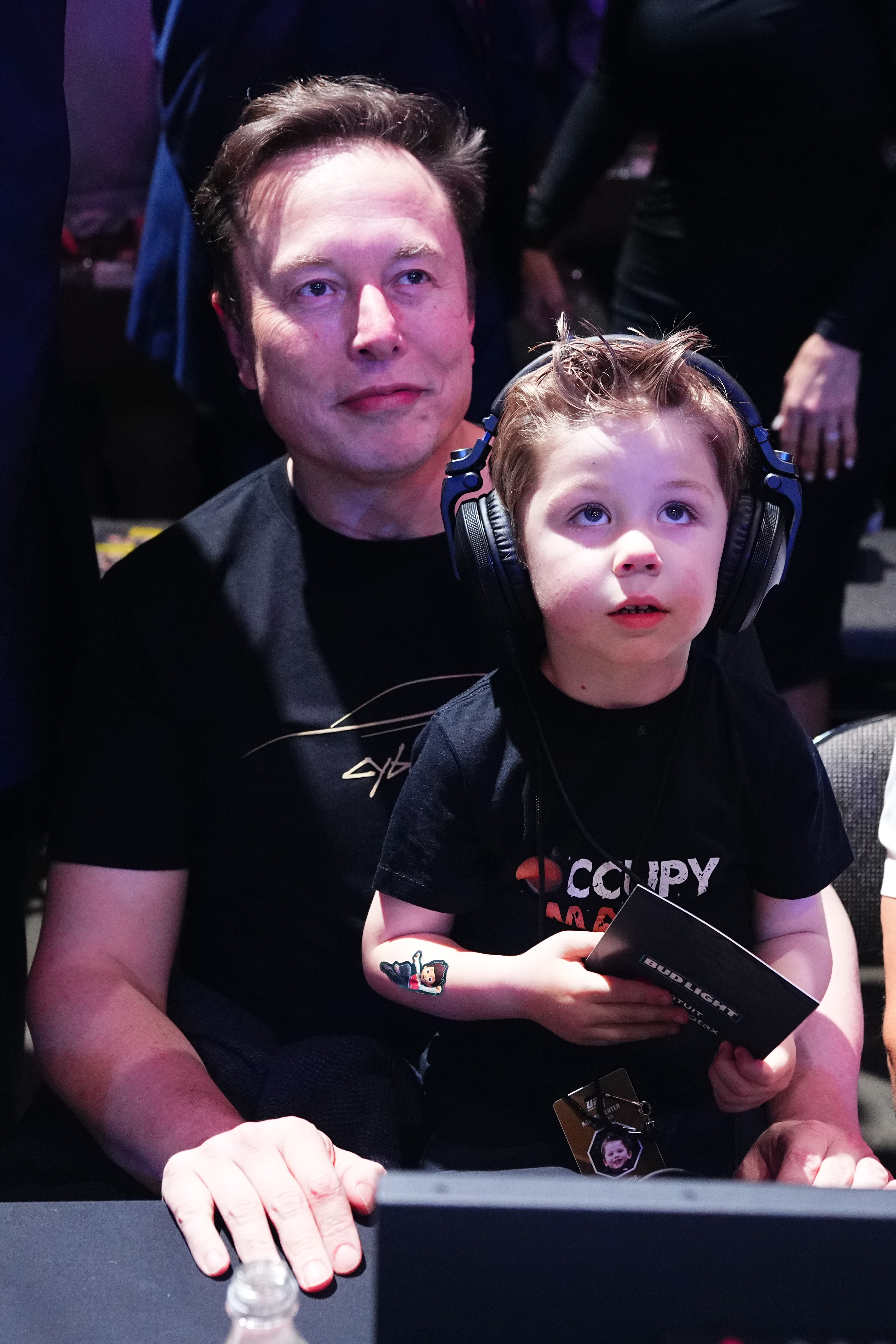 Elon Musk y su hijo X Æ A-12 son vistos durante el evento UFC 314 en el Kaseya Center el 12 de abril de 2025, en Miami, Florida | Fuente: Getty Images