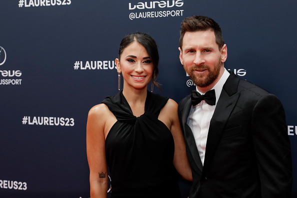 Antonela Roccuzzo y Lionel Messi asisten a la alfombra roja durante los Laureus World Sport Awards 2023 en París el 8 de mayo de 2023 en París, Francia | Fuente: Getty Images
