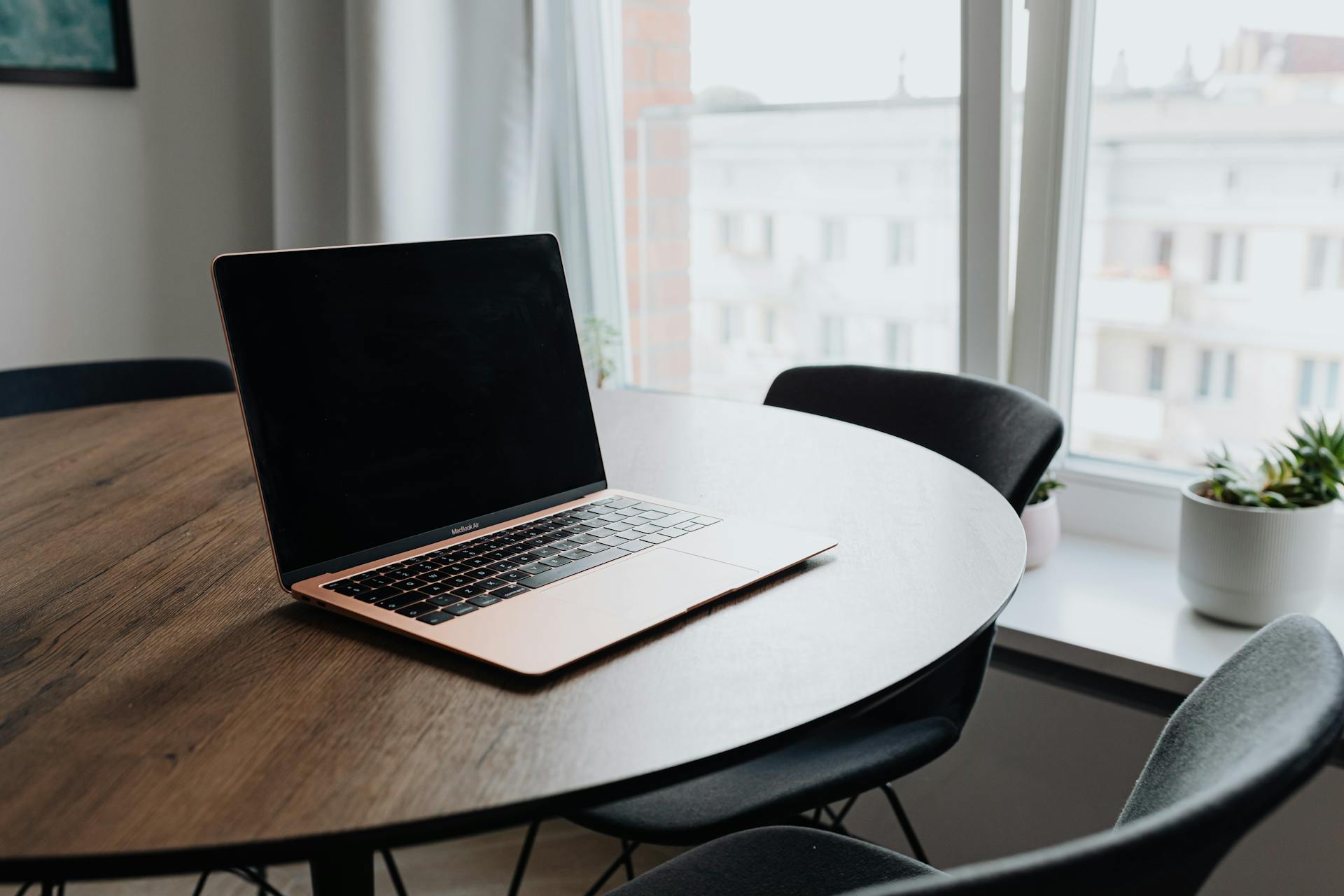 Un portátil sobre una mesa | Fuente: Pexels