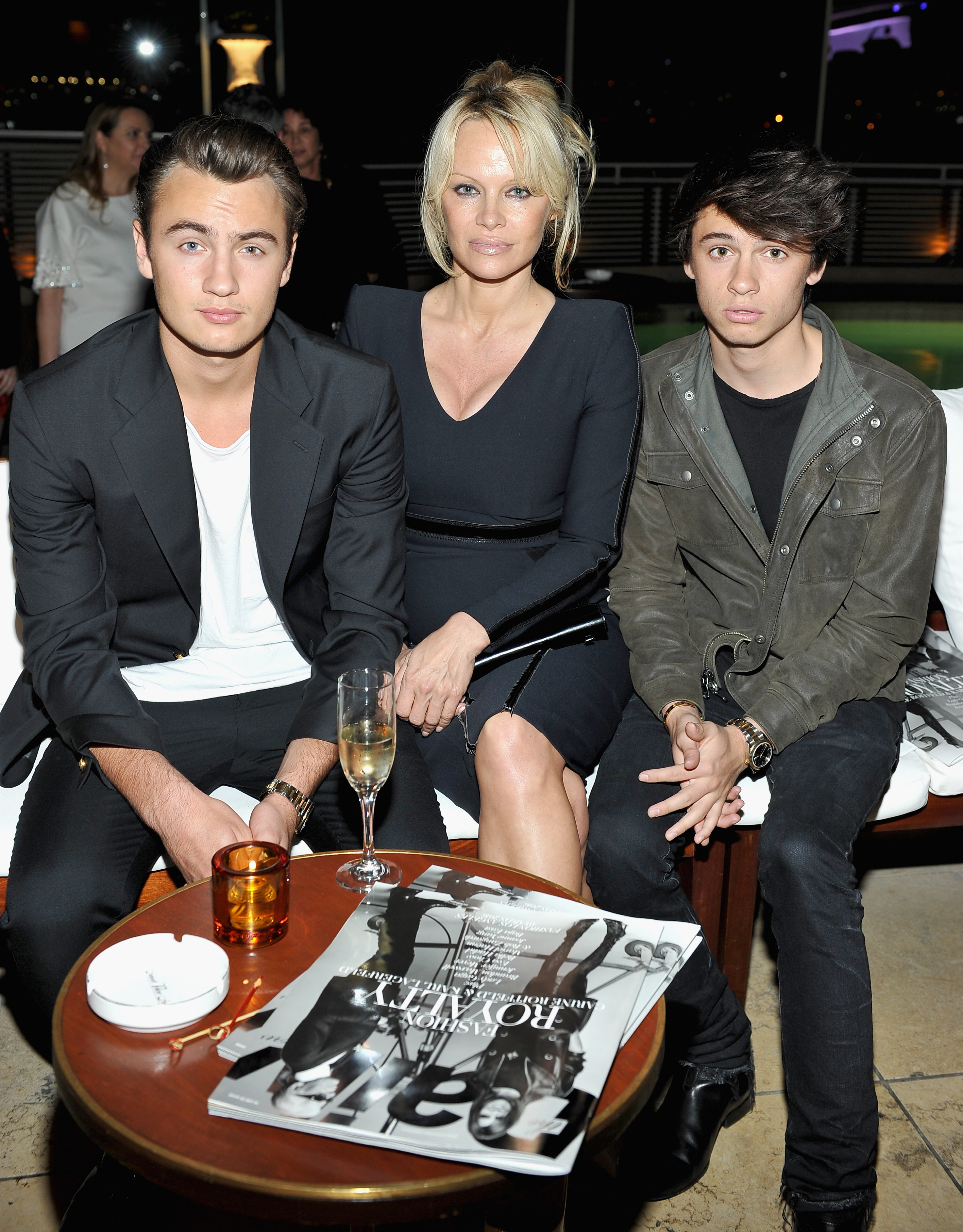 Pamela Anderson (centro) y sus hijos Brandon Thomas Lee (izq.) y Dylan Jagger Lee asisten a los premios "Fashion Los Angeles Awards" 2016 de The Daily Front Row, en el Sunset Tower Hotel, el 20 de marzo de 2016, en West Hollywood, California | Fuente: Getty Images