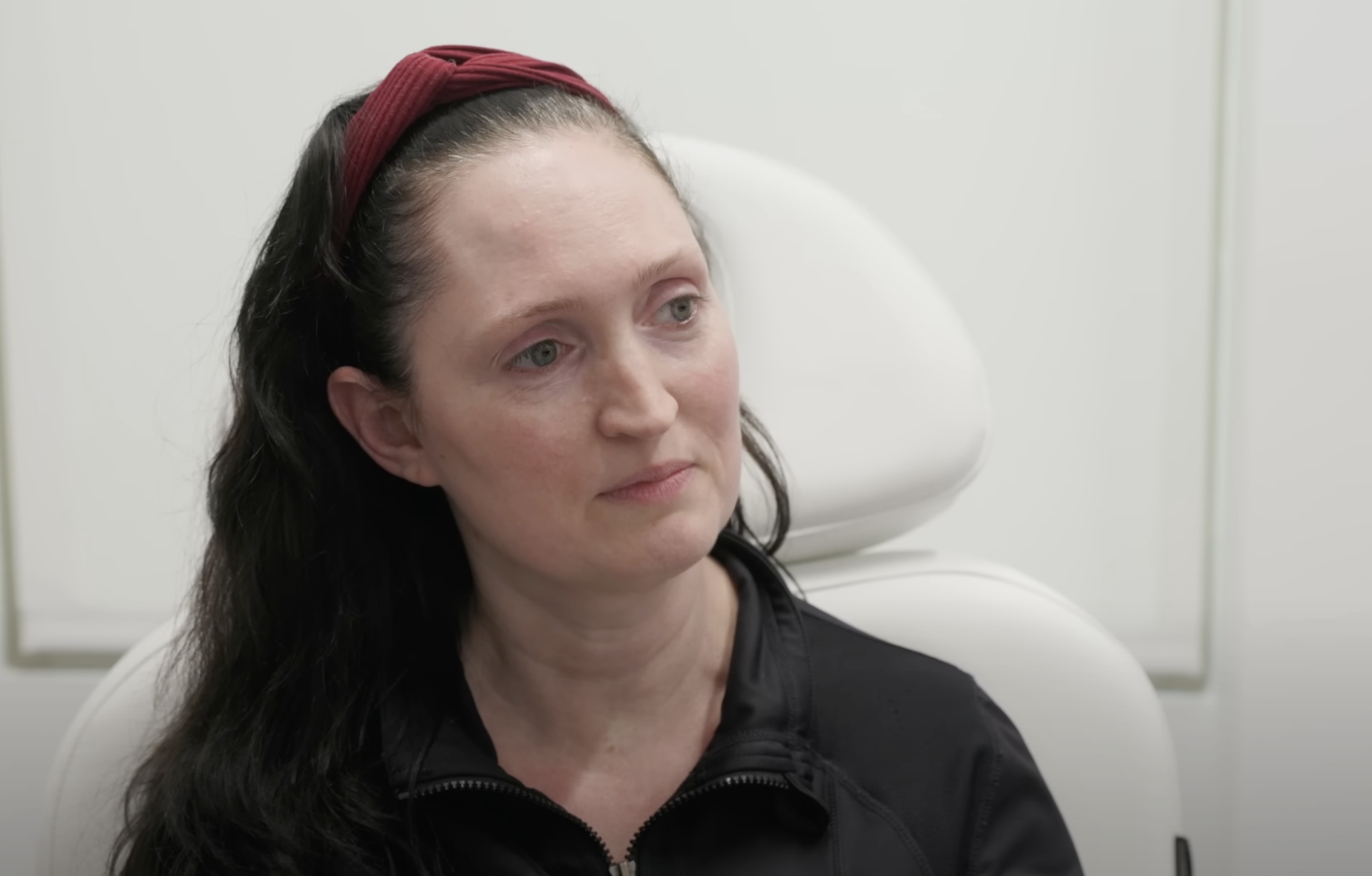 Jessica antes de someterse a un lifting facial, fechada el 6 de septiembre de 2024 | Fuente: YouTube/@Dr.Truesdale