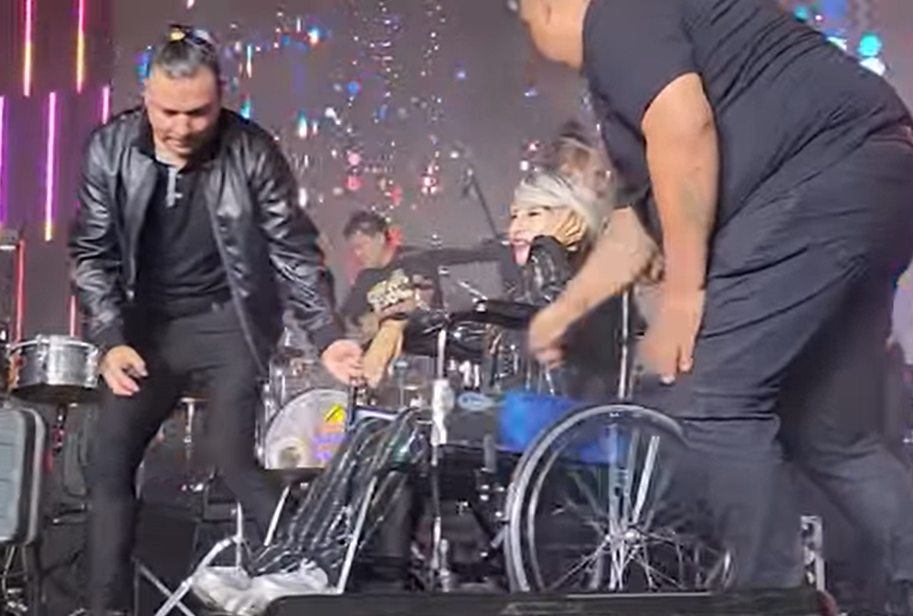 Nayely, “La Reina de la Cumbia”, sobre el escenario en silla de ruedas durante una presentación | Fuente: Facebook/Hoy de Musica