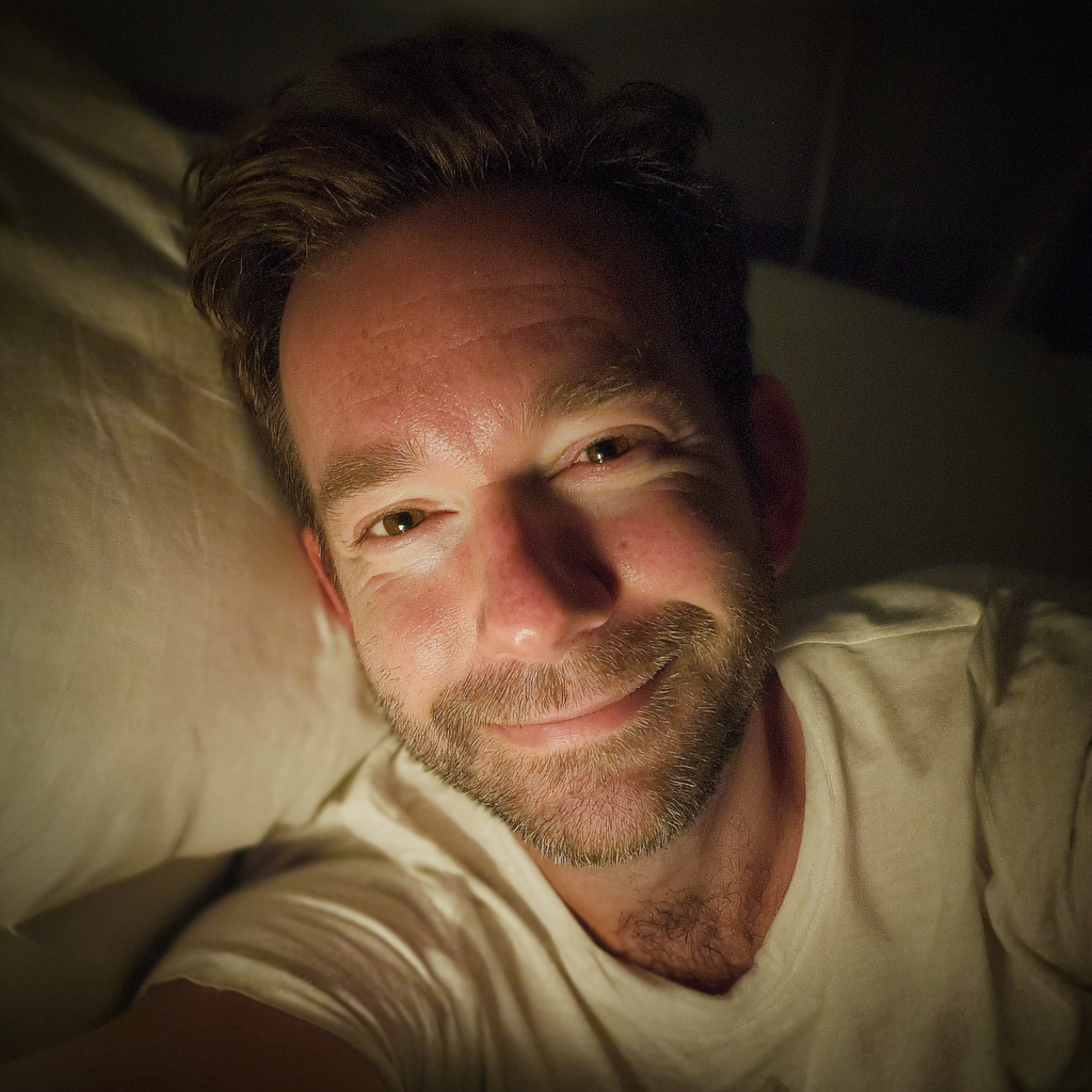 Un hombre sonriente tumbado en la cama | Fuente: Midjourney