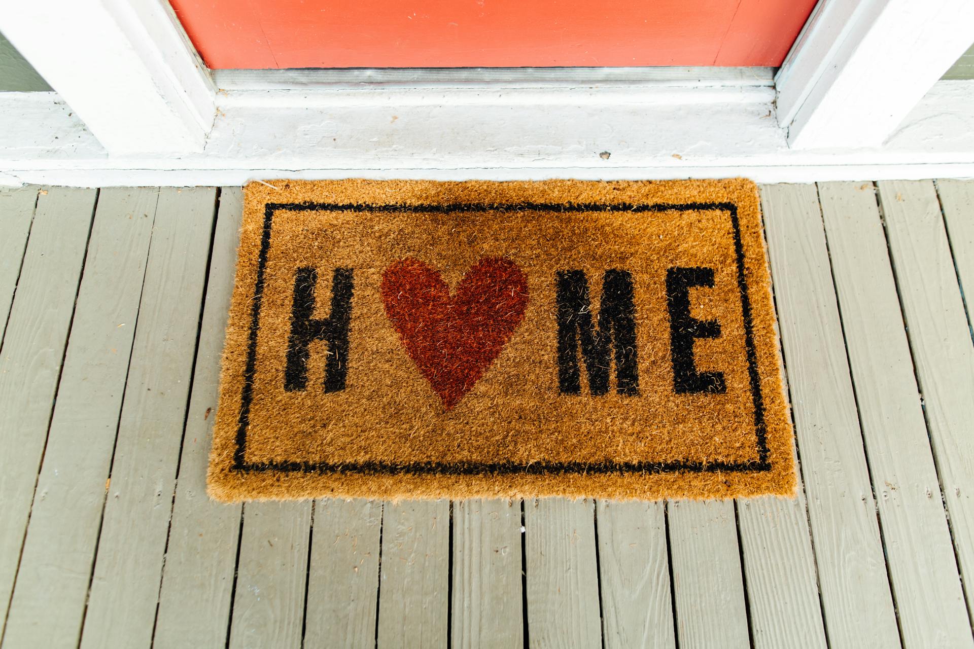 Una alfombra junto a la puerta principal de una casa | Fuente: Pexels