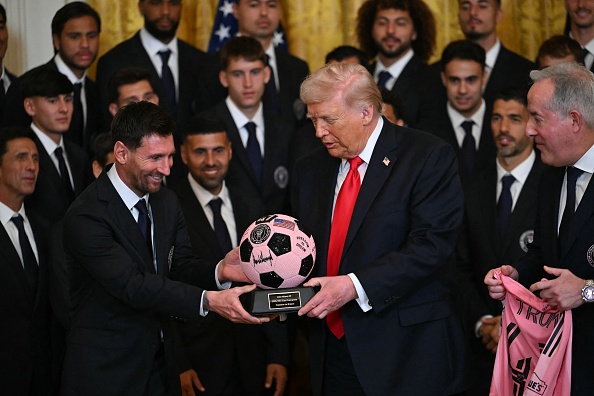 El delantero argentino del Inter Miami, Lionel Messi, presenta al presidente de Estados Unidos, Donald Trump, un trofeo con forma de balón durante un evento en honor al Inter Miami CF, campeón de la Major League Soccer Cup 2025, en el Salón Este de la Casa Blanca en Washington, D.C., el 5 de marzo de 2026 | Fuente: Getty Images