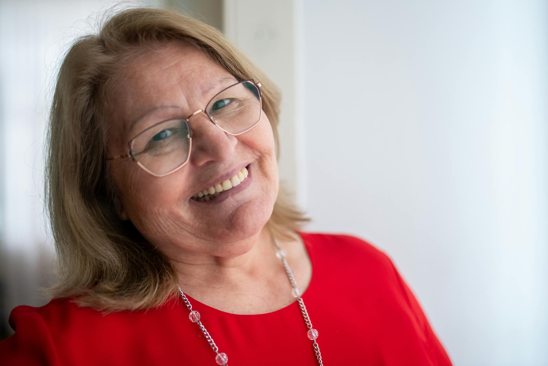 Una mujer sonriente | Fuente: Pexels