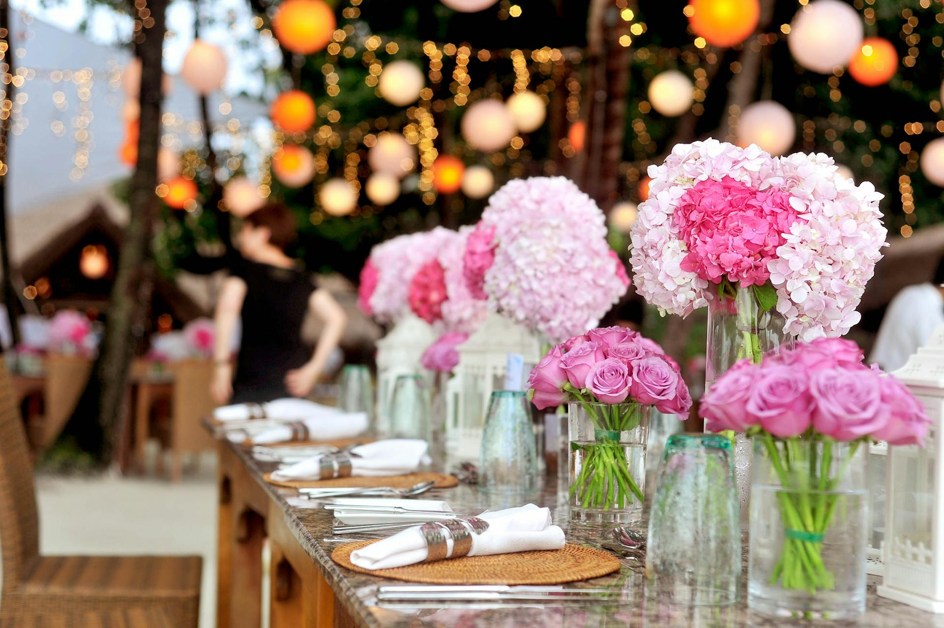 Una mesa puesta con flores y platos elegantes | Fuente: Pexels
