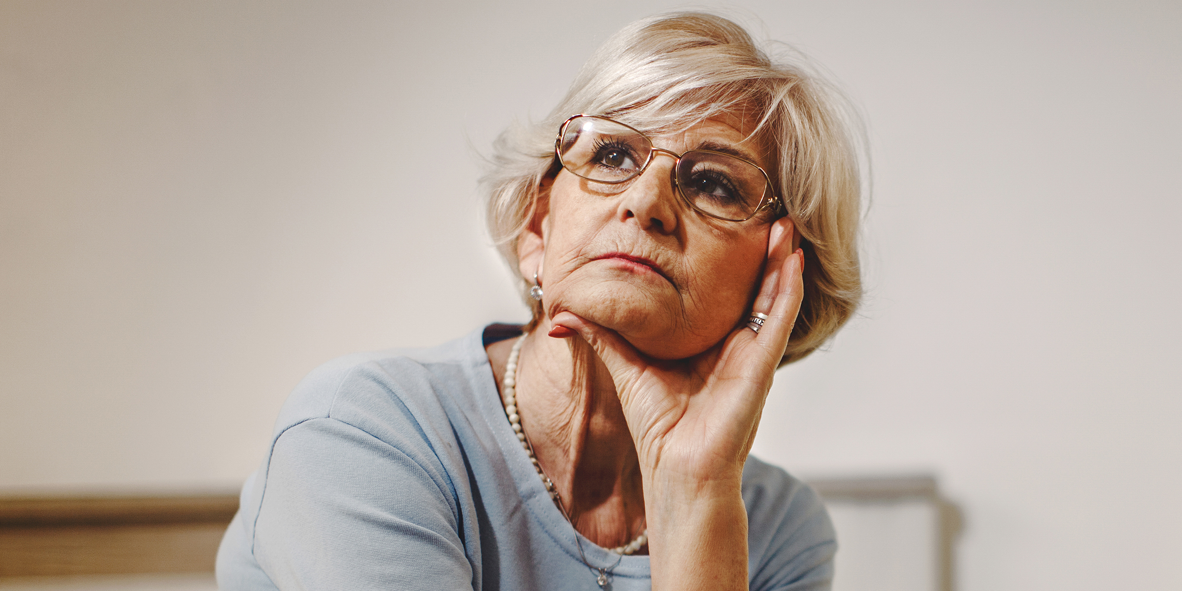 Una mujer mayor pensativa | Fuente: Shutterstock