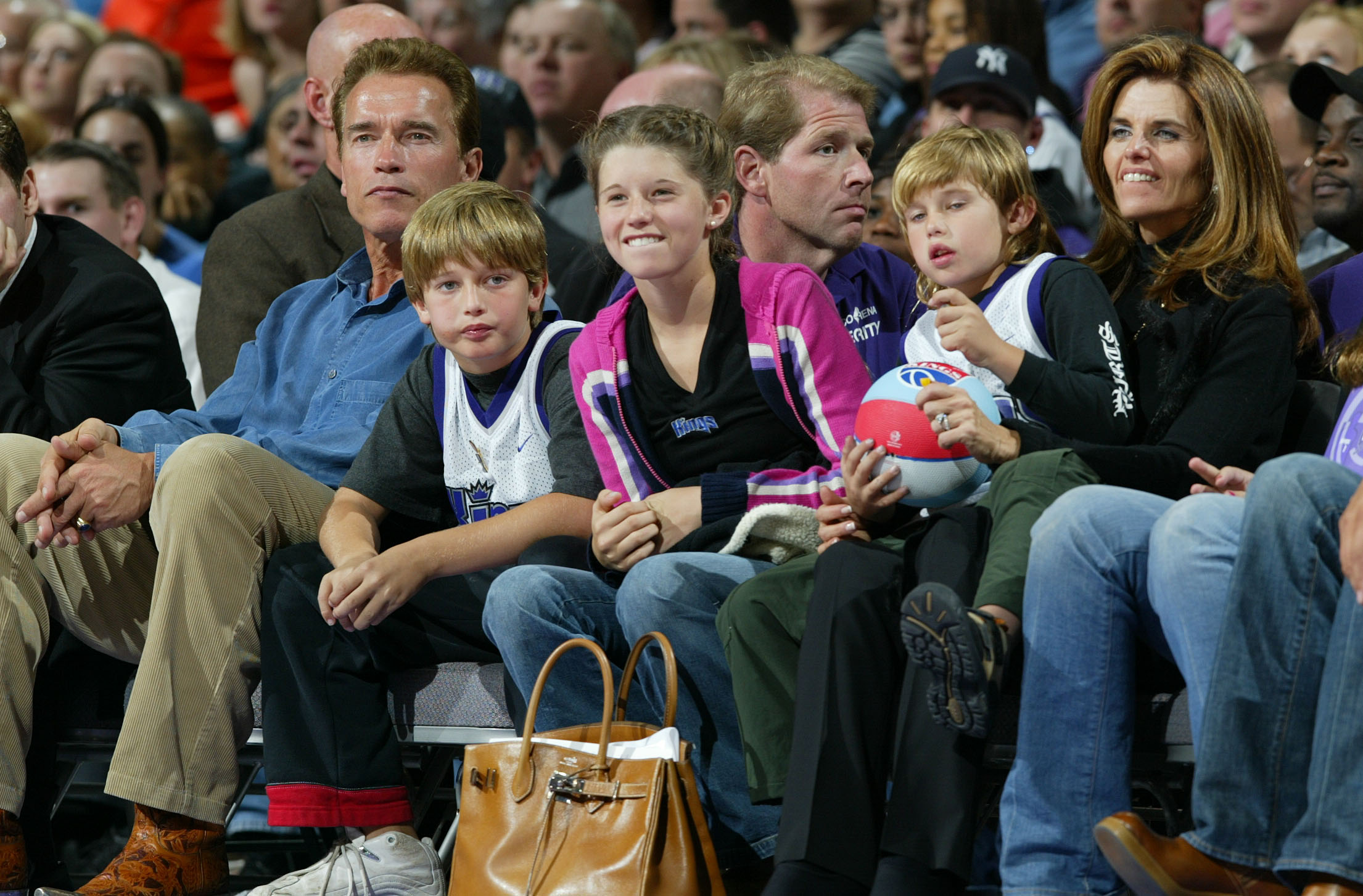 Arnold Schwarzenegger y Maria Shriver con sus hijos el 25 de noviembre de 2003, en Sacramento, California | Fuente: Getty Images