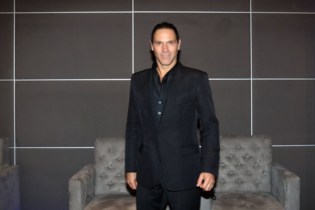 Valentino Lanús posa para fotos durante la conferencia de prensa para presentar al elenco de la telenovela "Tu Vida Es Mi Vida" en Televisa San Ángel el 4 de octubre de 2023 en Ciudad de México, México. | Foto: Getty Images