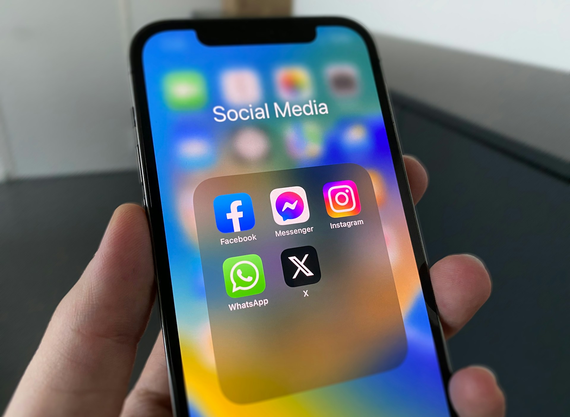 Una persona sostiene su teléfono mostrando las aplicaciones de las redes sociales en la pantalla | Fuente: Unsplash