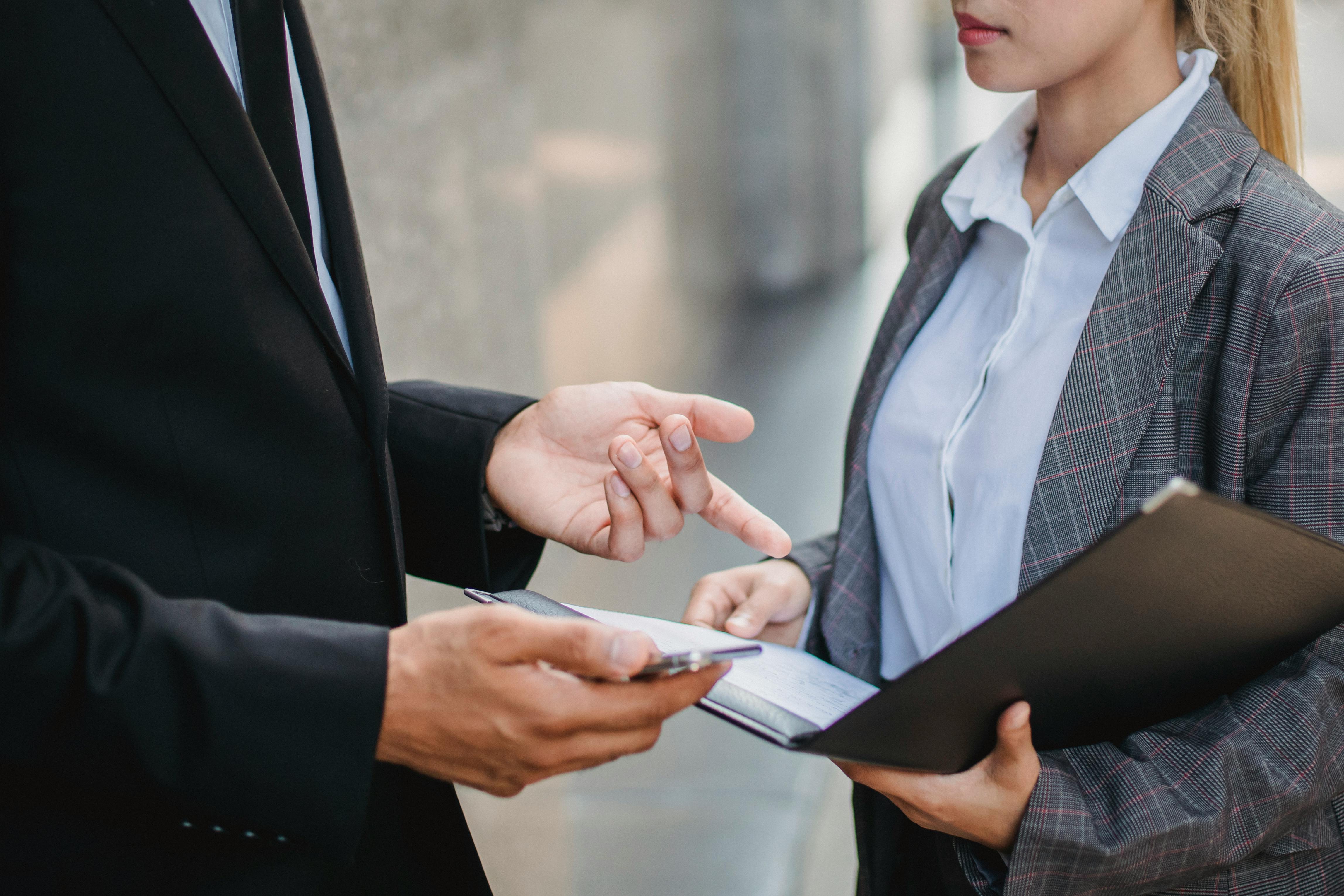 Un hombre hablando con una mujer | Fuente: Pexels