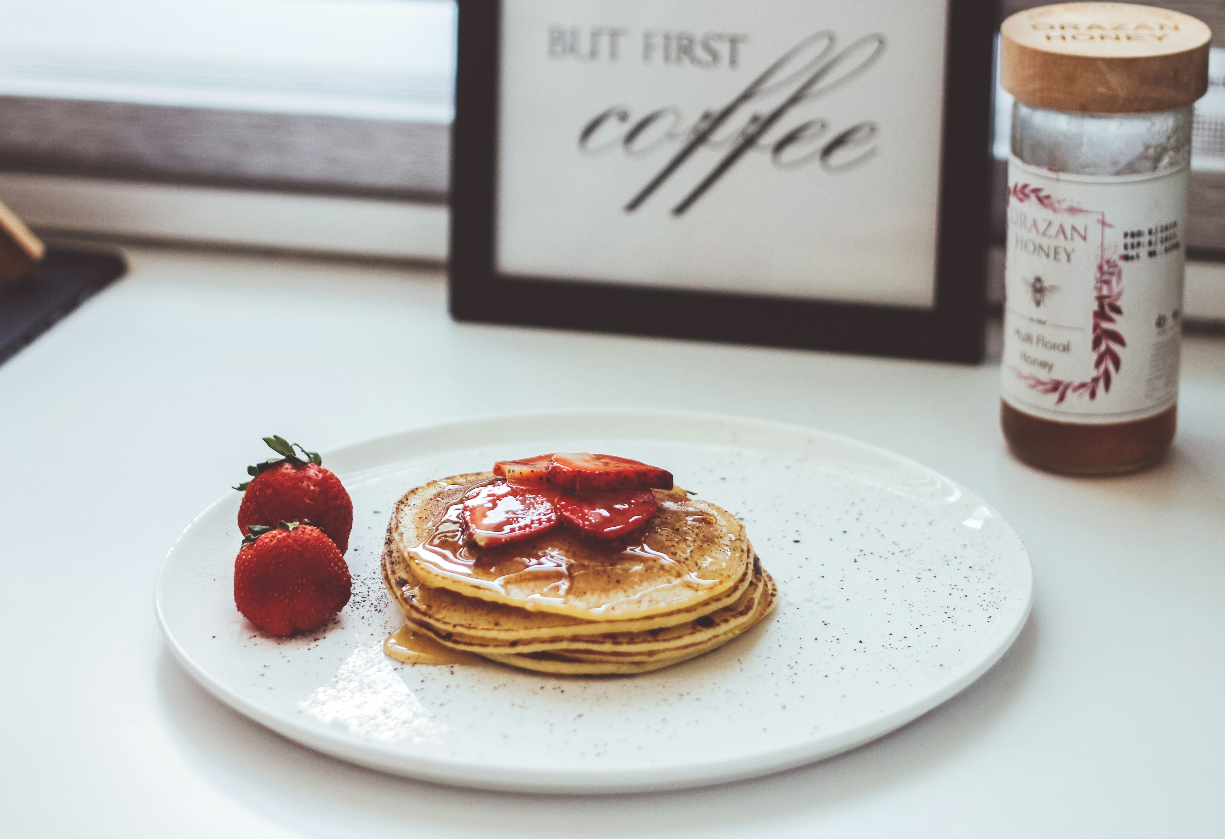Una pila de tortitas sobre una mesa | Fuente: Unsplash