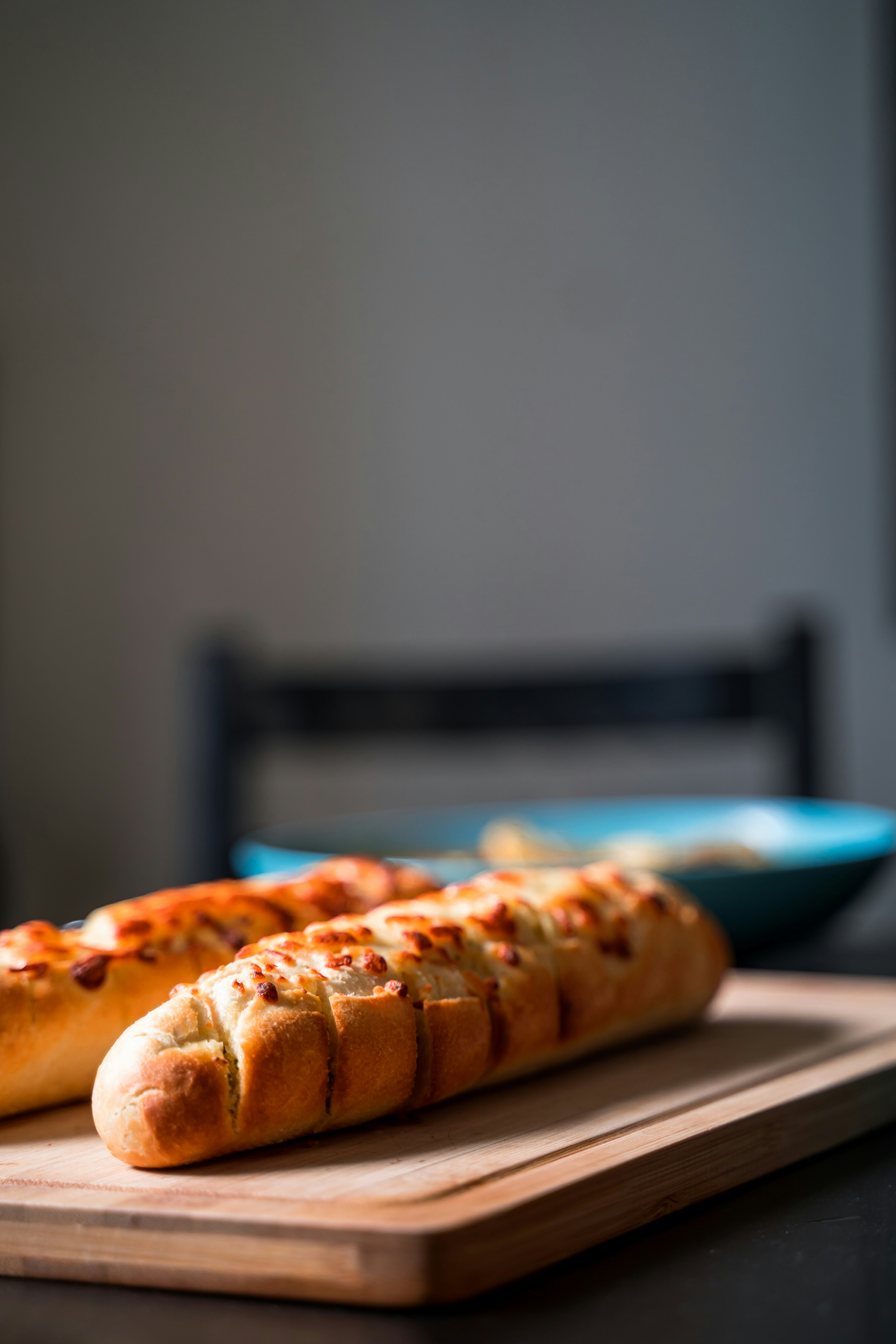 Pan de ajo sobre una tabla de madera | Fuente: Unsplash