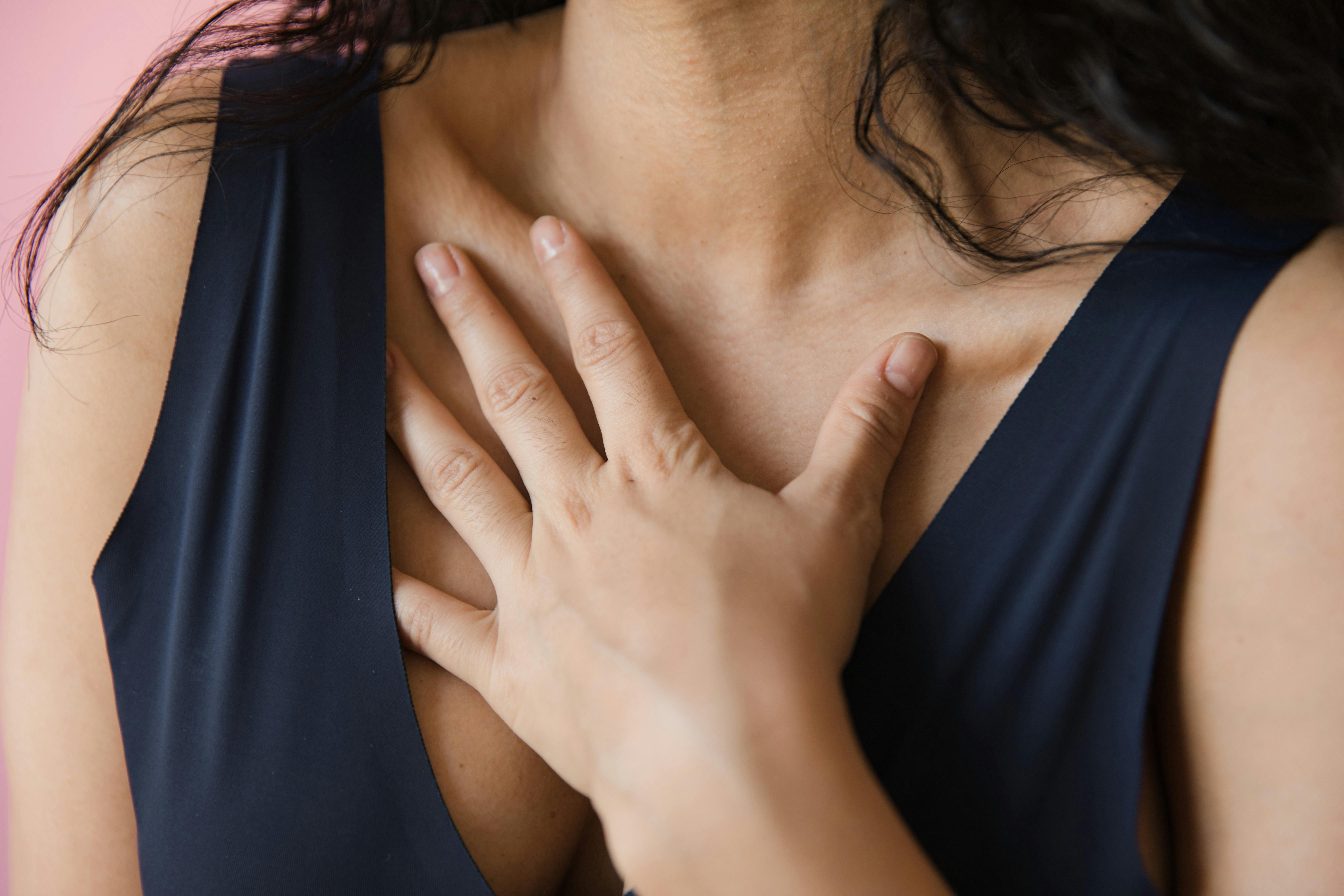 La mano de una mujer en el pecho | Fuente: Pexels