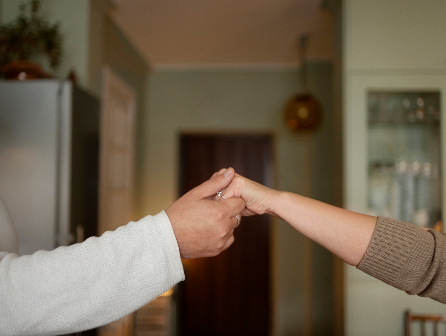 Una pareja cogida de la mano | Fuente: Freepik