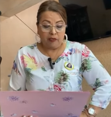 María Cristina Castañeda Flores, madre de Adela. | Fuente: YouTube/MILENIO.