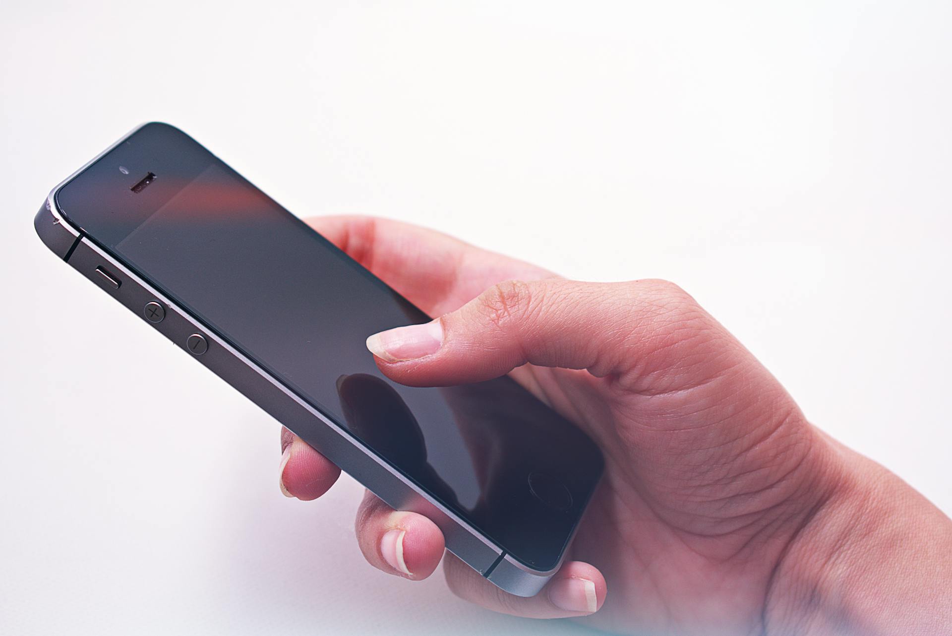 Una persona con un teléfono móvil en la mano | Fuente: Pexels