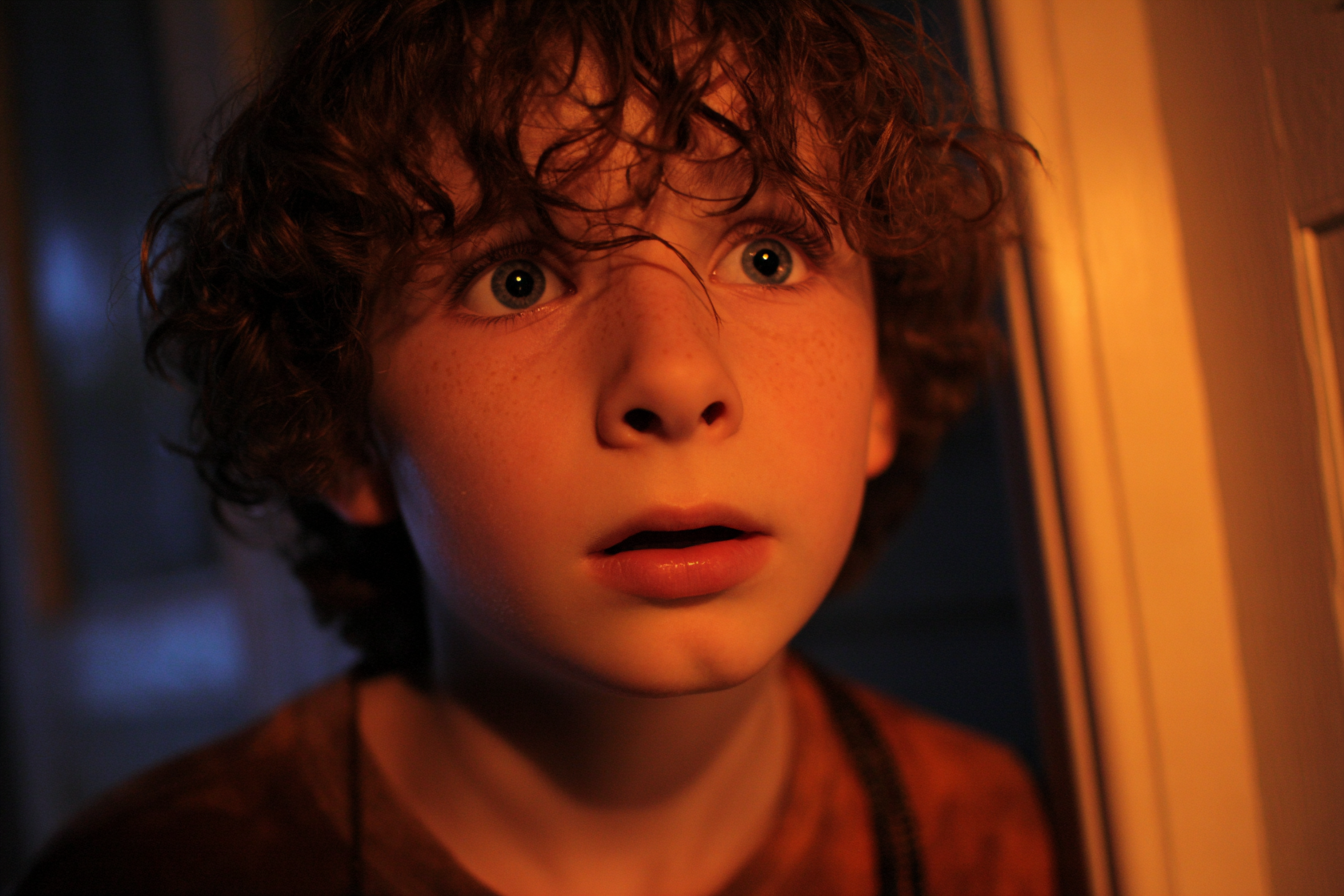Un niño mirando a alguien en estado de shock | Fuente: Midjourney