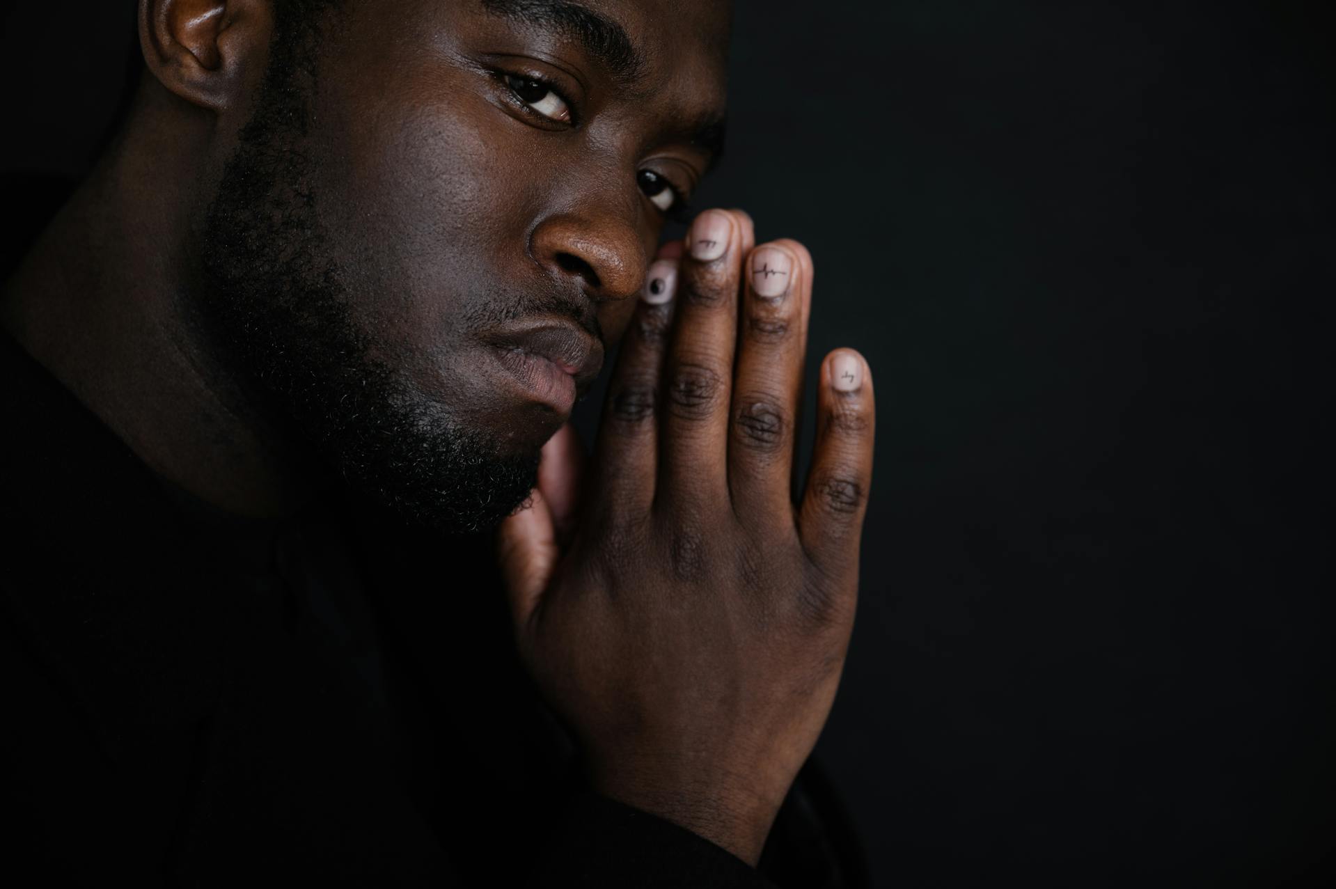 Un hombre con una mirada intensa | Fuente: Pexels