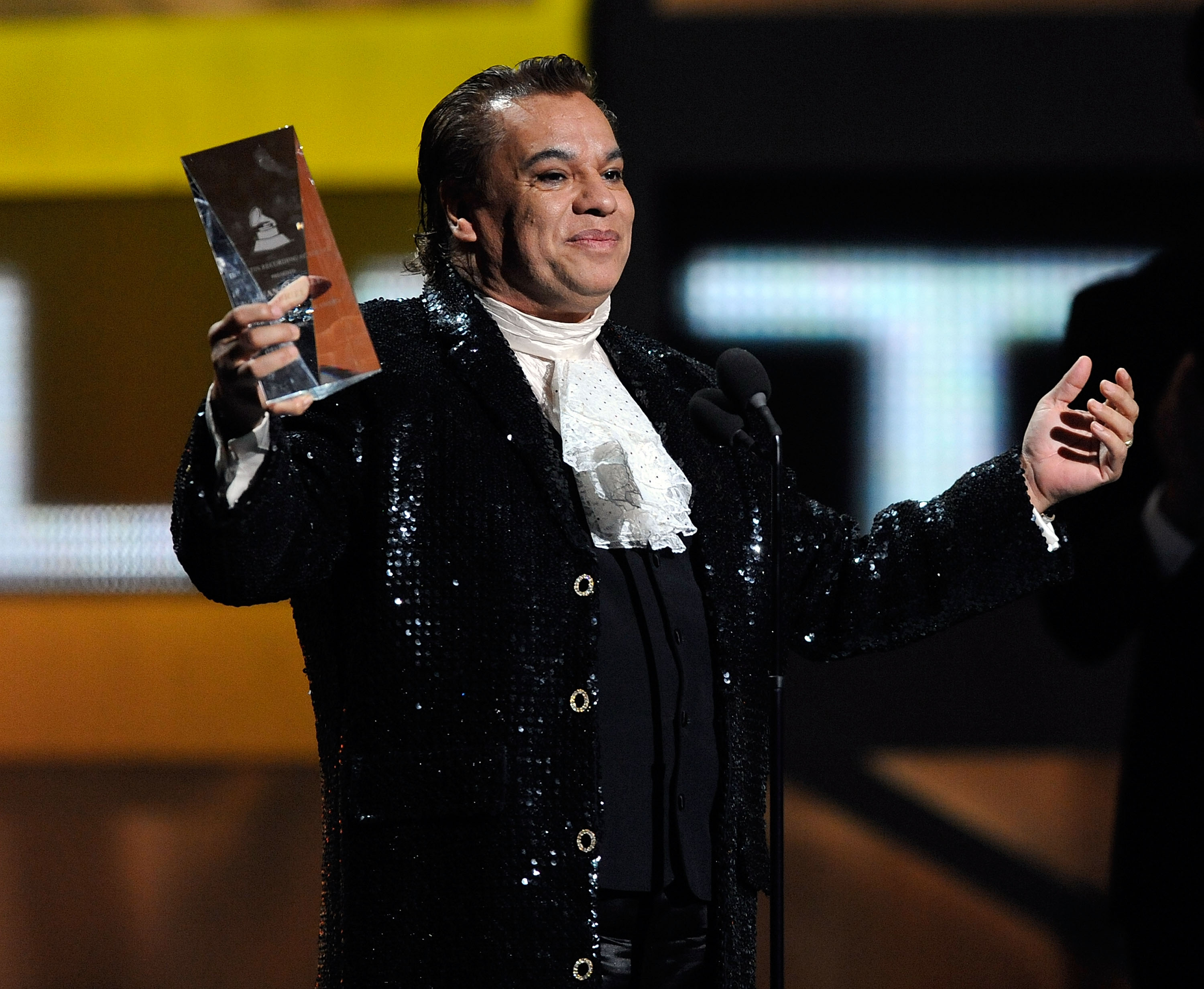 Juan Gabriel acepta el premio Persona del Año en el escenario durante la 10ª entrega anual de los Premios Latin GRAMMY, celebrada en el Mandalay Bay Events Center el 5 de noviembre de 2009 en Las Vegas, Nevada. | Fuente: Getty Images.