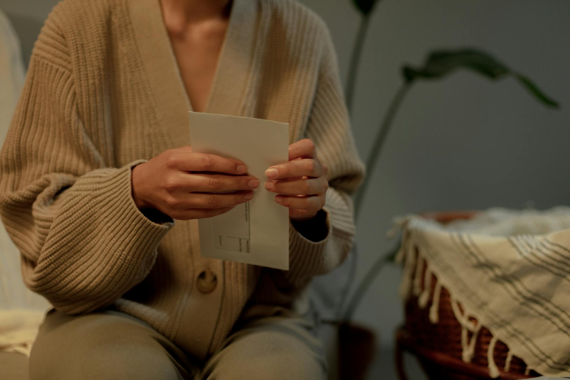 Una mujer con un sobre en la mano | Fuente: Pexels
