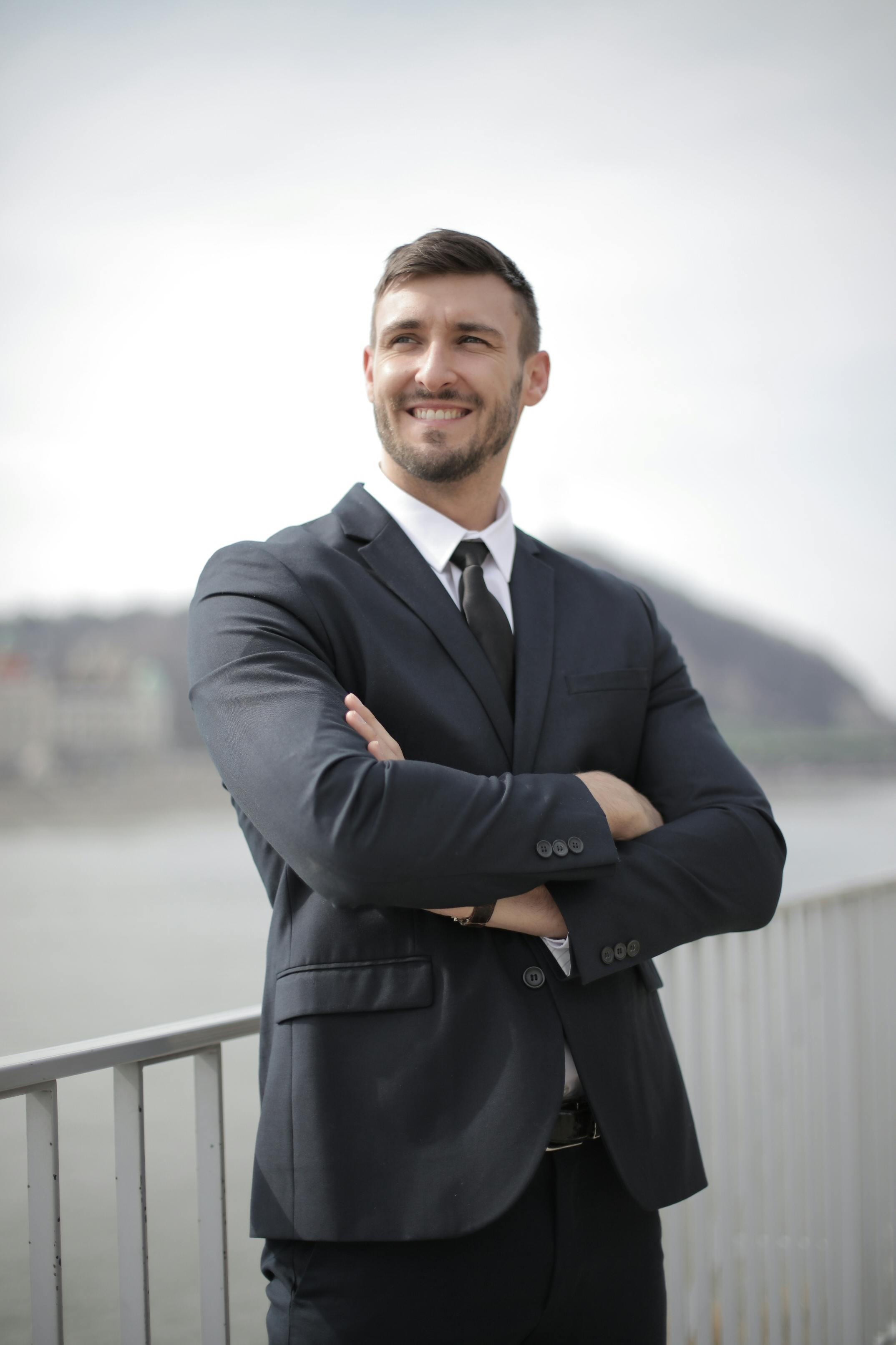 Un hombre trajeado sonriendo | Fuente: Pexels