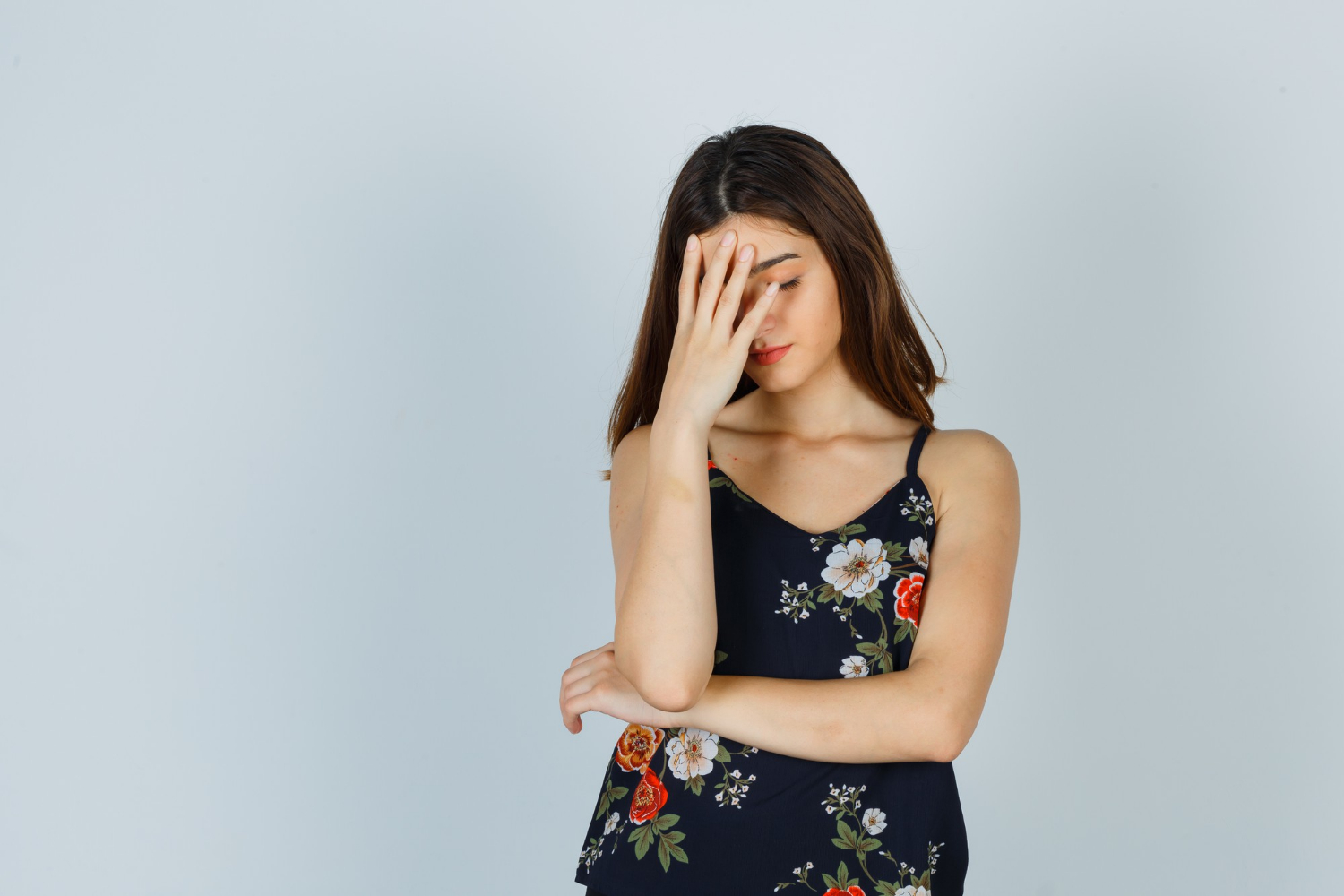 Una mujer angustiada | Fuente: Freepik