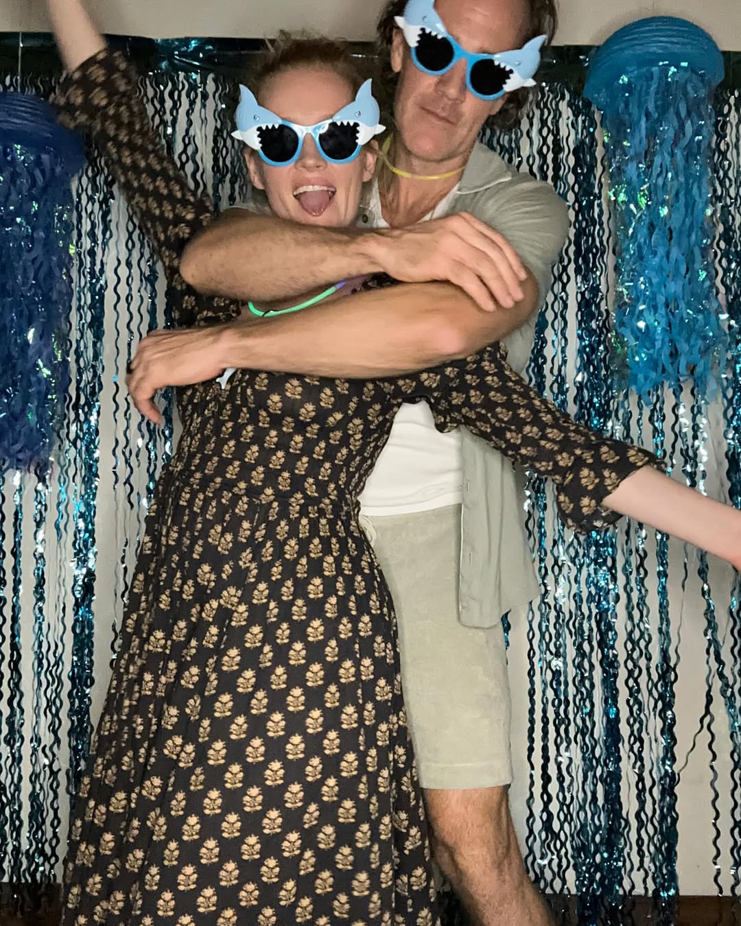 Kimberly y James Van Der Beek haciendo poses tontas con gafas, publicado el 13 de octubre de 2024. | Fuente: Instagram/vanderkimberly