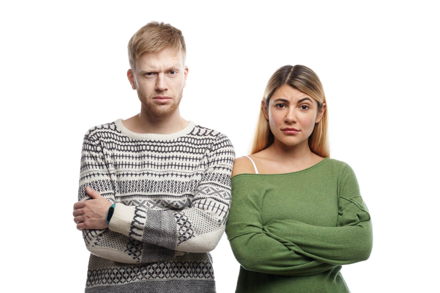 Una pareja disgustada | Fuente: Freepik