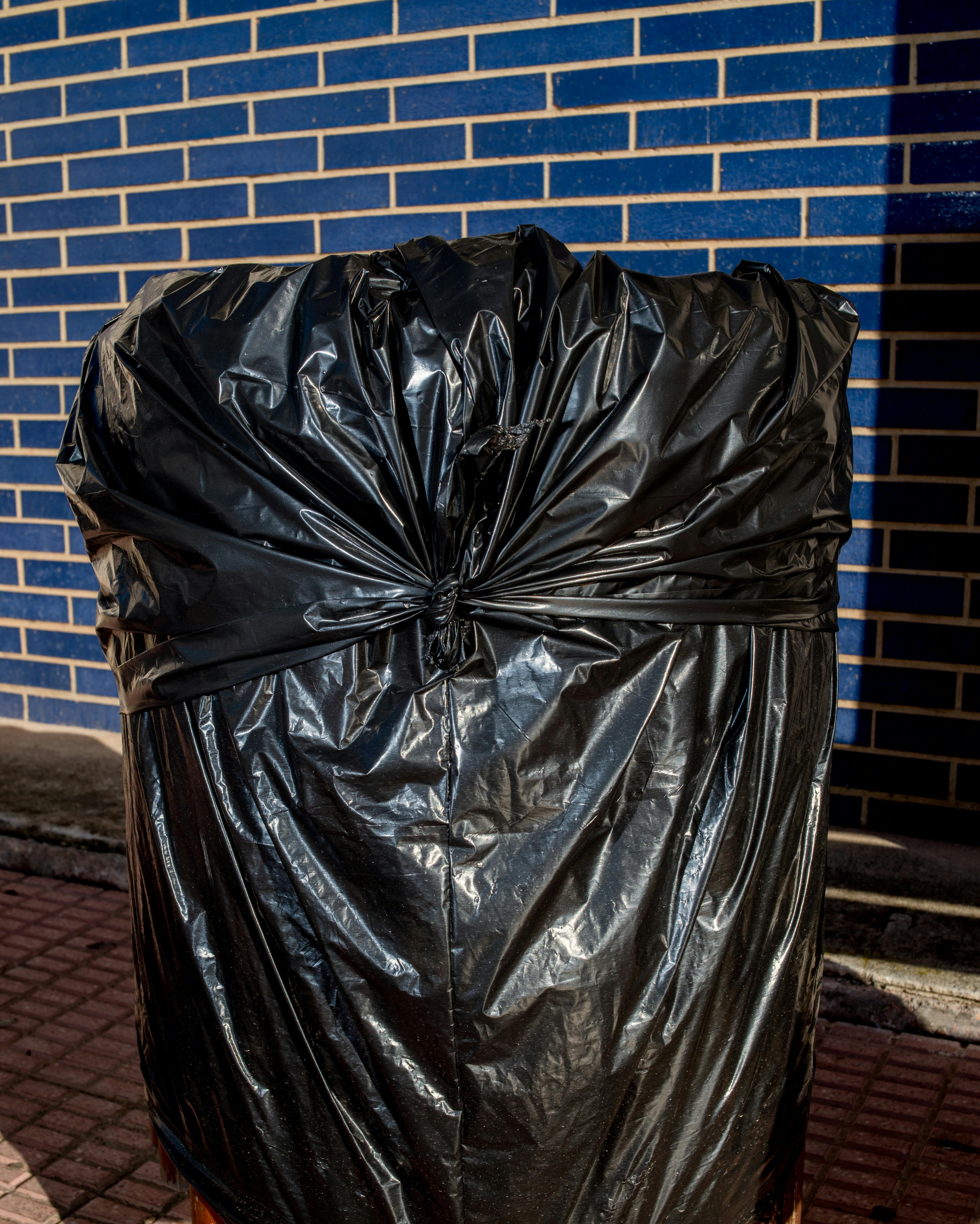 Una bolsa de basura negra llena de objetos | Fuente: Pexels