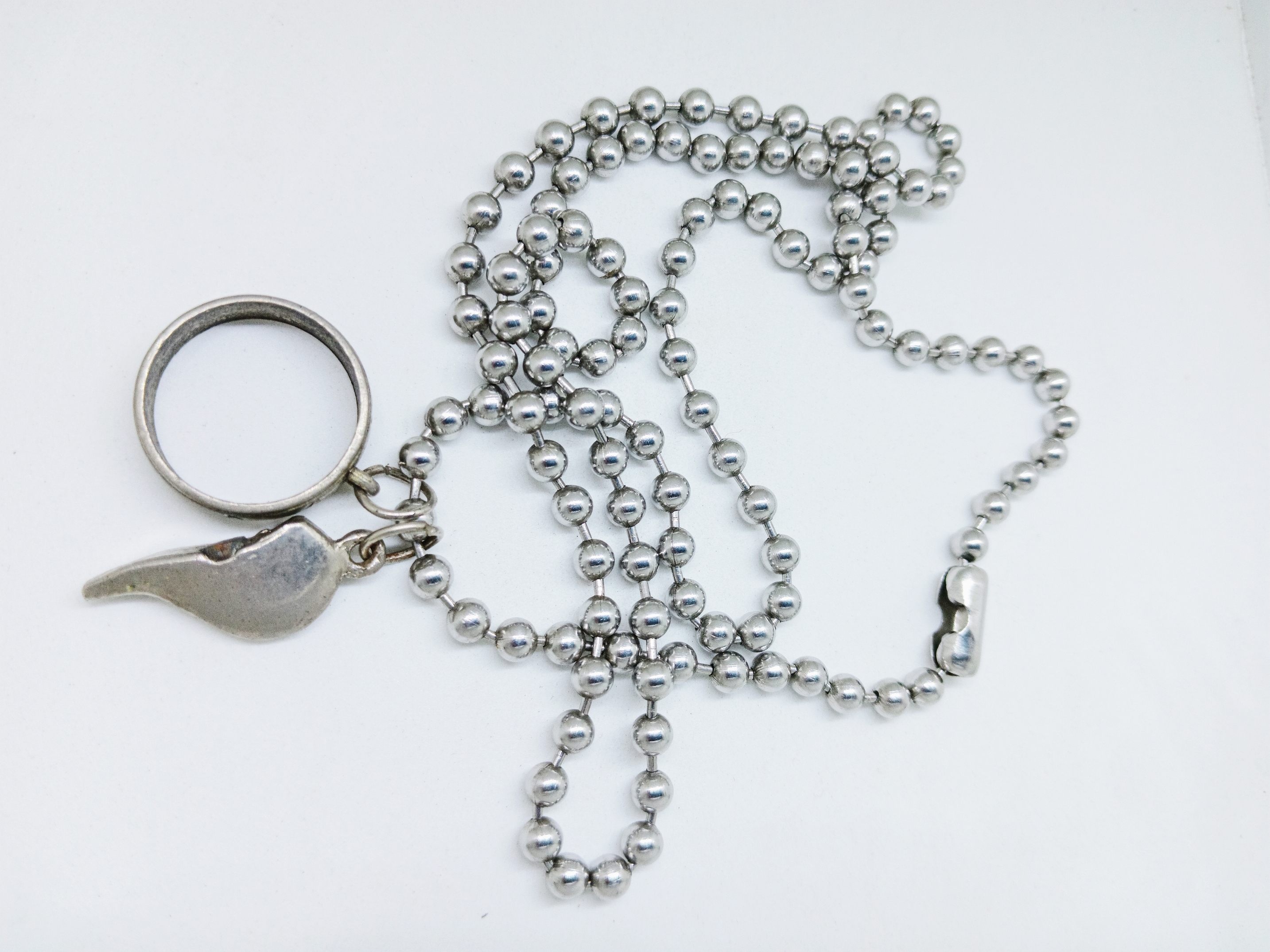 Un collar de plata | Fuente: Shutterstock