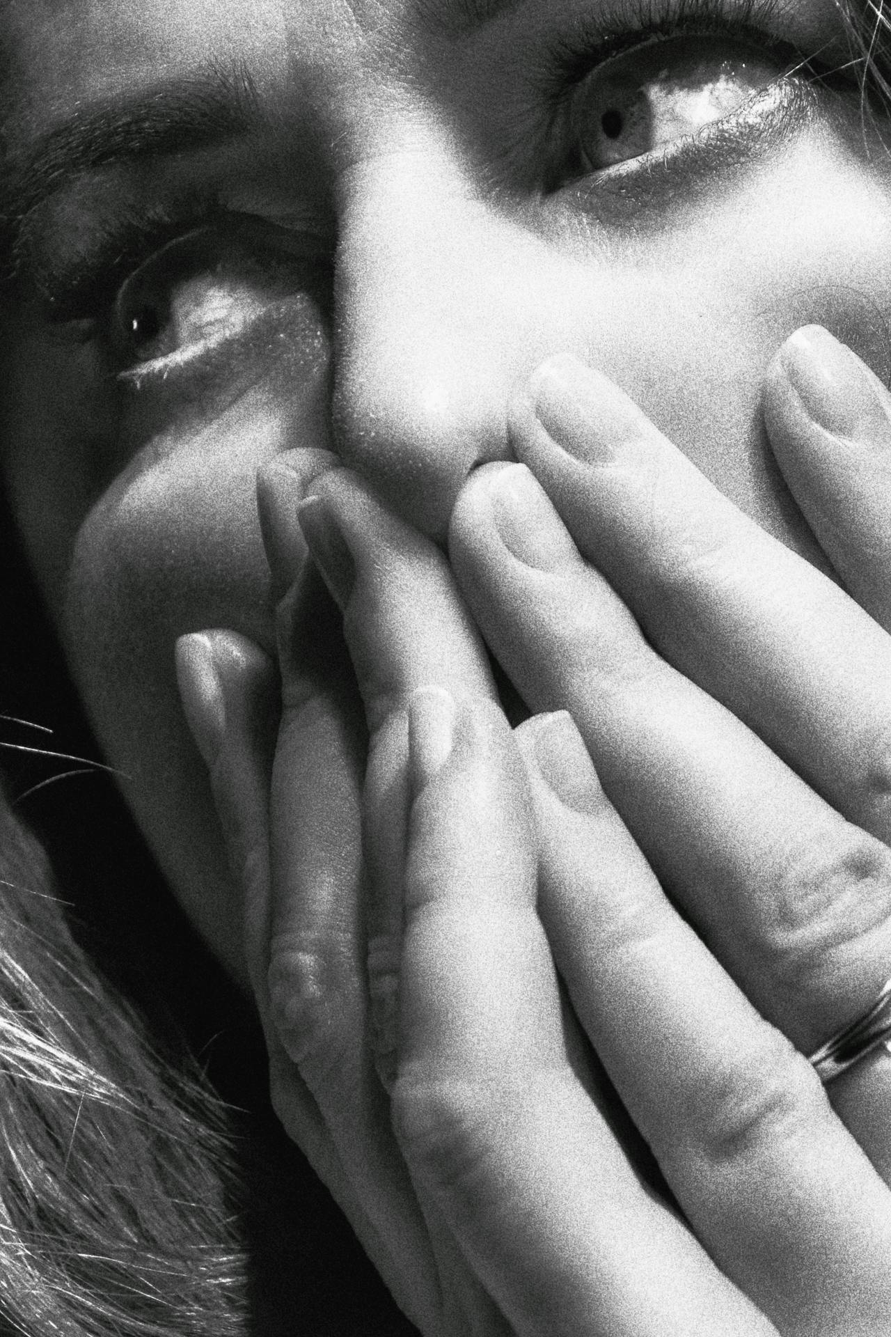 Toma en escala de grises de una mujer aturdida | Fuente: Pexels