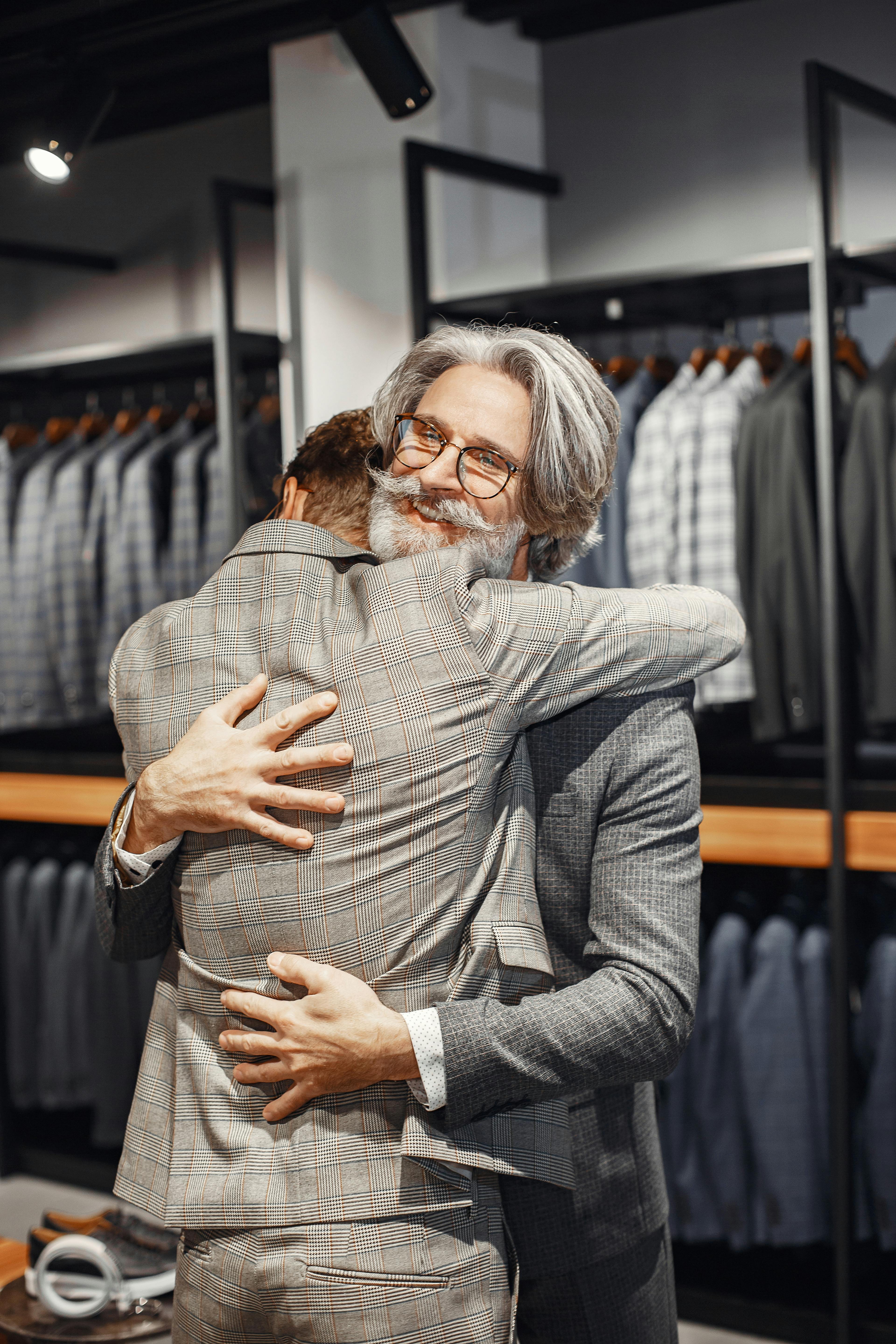 Un anciano abrazando a un joven | Fuente: Pexels
