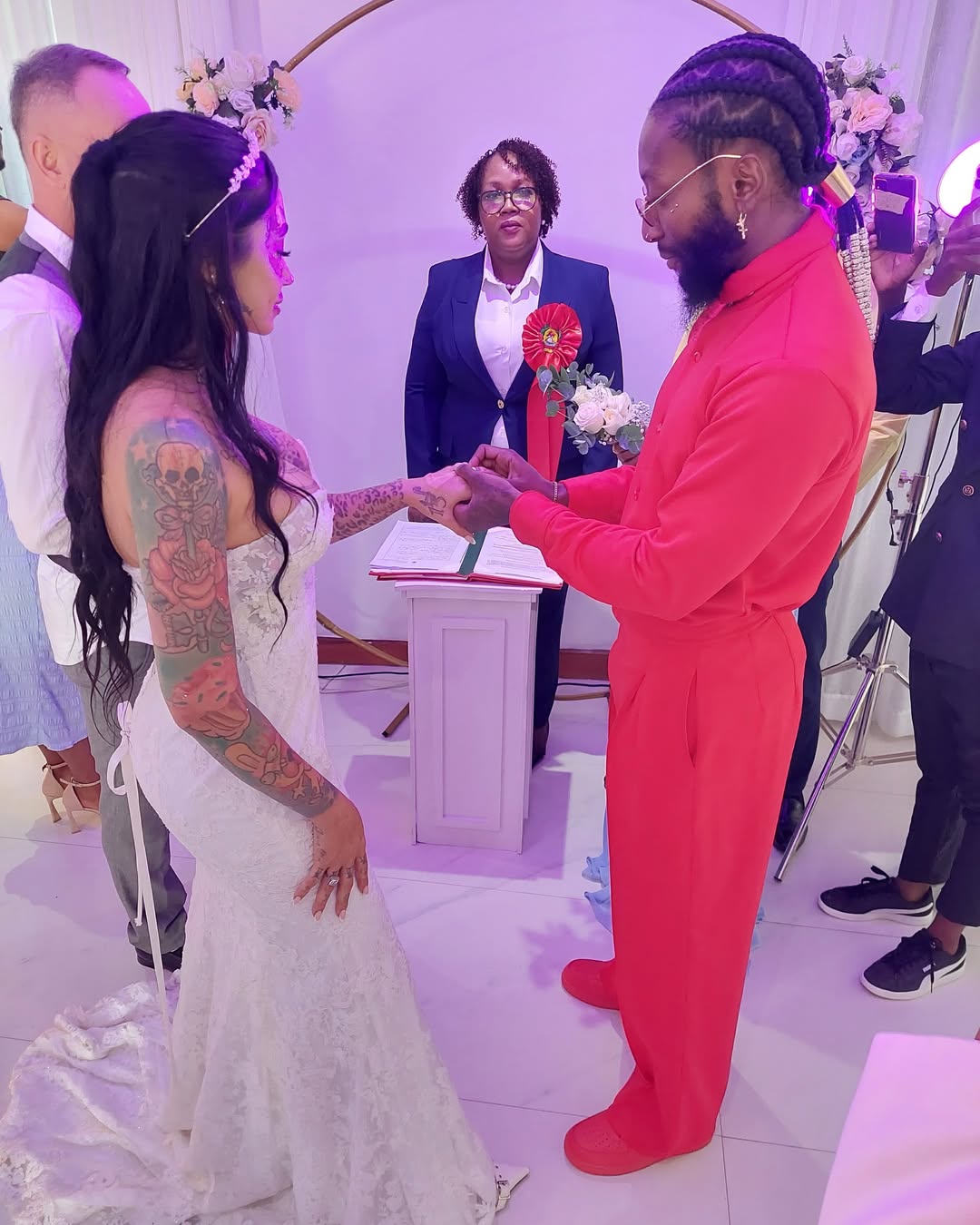 Ana Bárbara Buhr y Elgar Sueia durante su boda | Fuente: Instagram/anabmusic