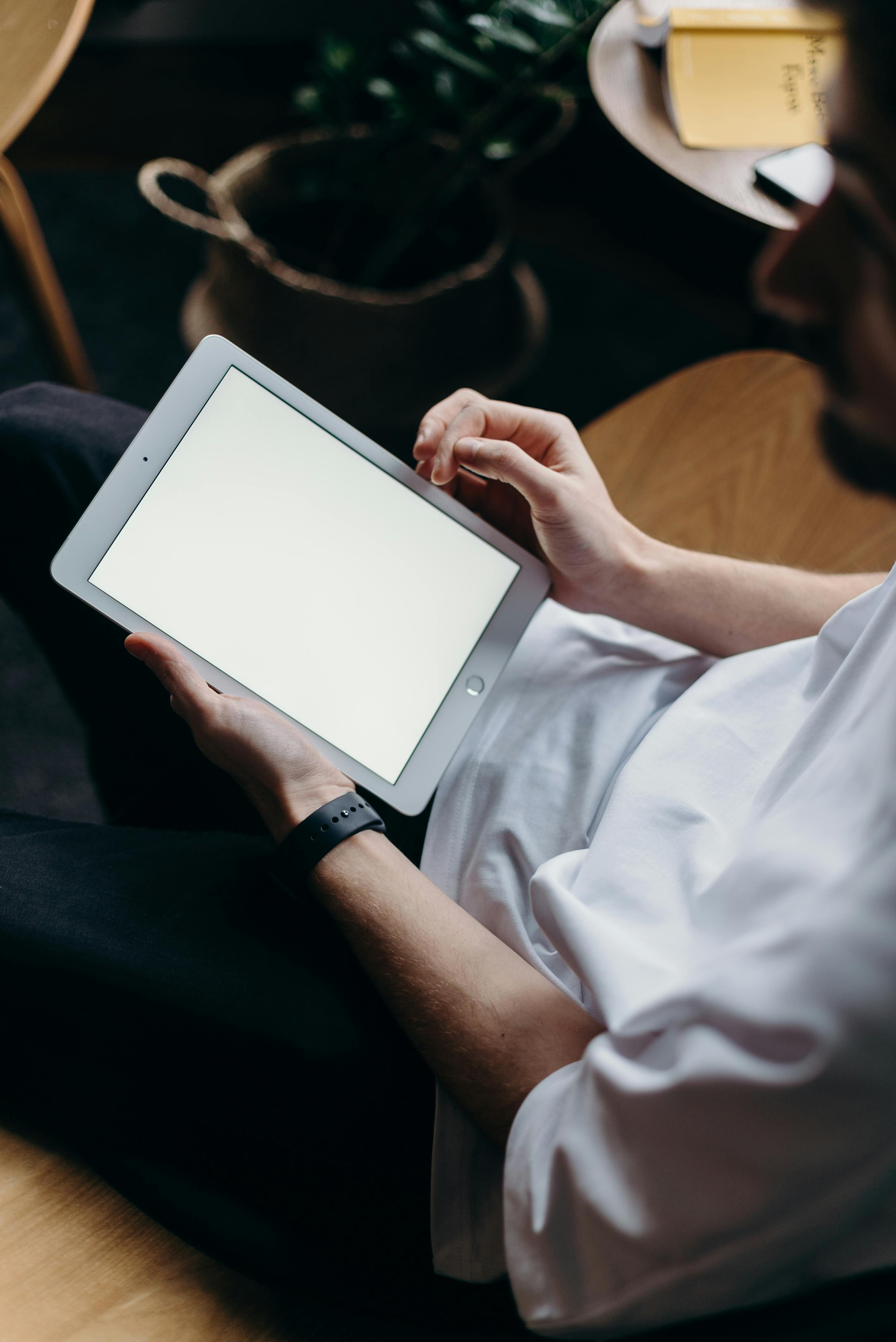 Una persona utilizando una tableta | Fuente: Pexels