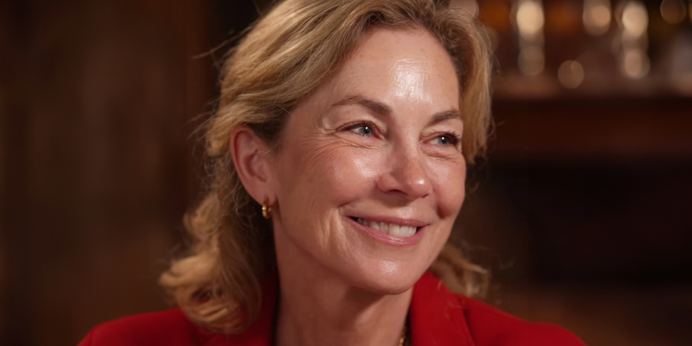 Una mujer sonriendo | Fuente: The Celebritist