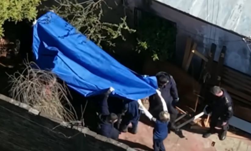 Momento en que sacan los cuerpos de las jóvenes de la vivienda donde fueron enterrados. | Fuente: YouTube/Telefe.