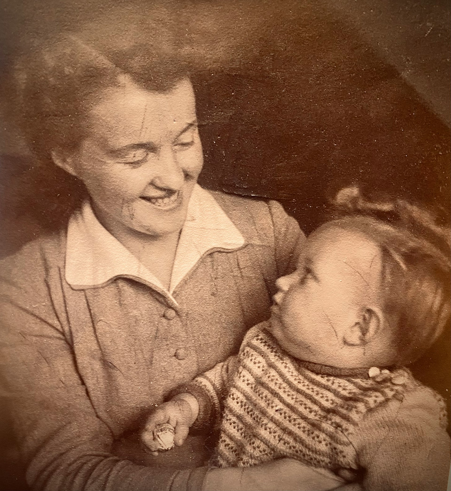 Fotografía de época de una mujer con un bebé en brazos | Fuente: Unsplash