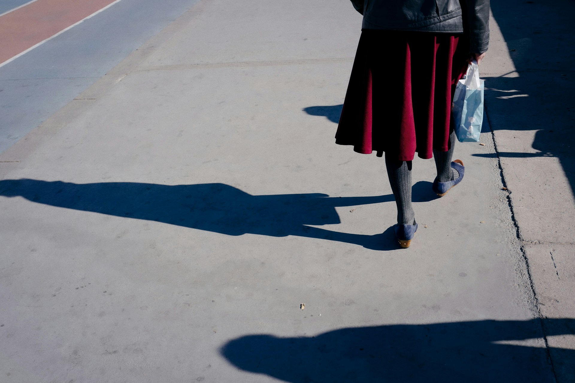 Una mujer lleva un bolso y camina por la calle | Fuente: Unsplash