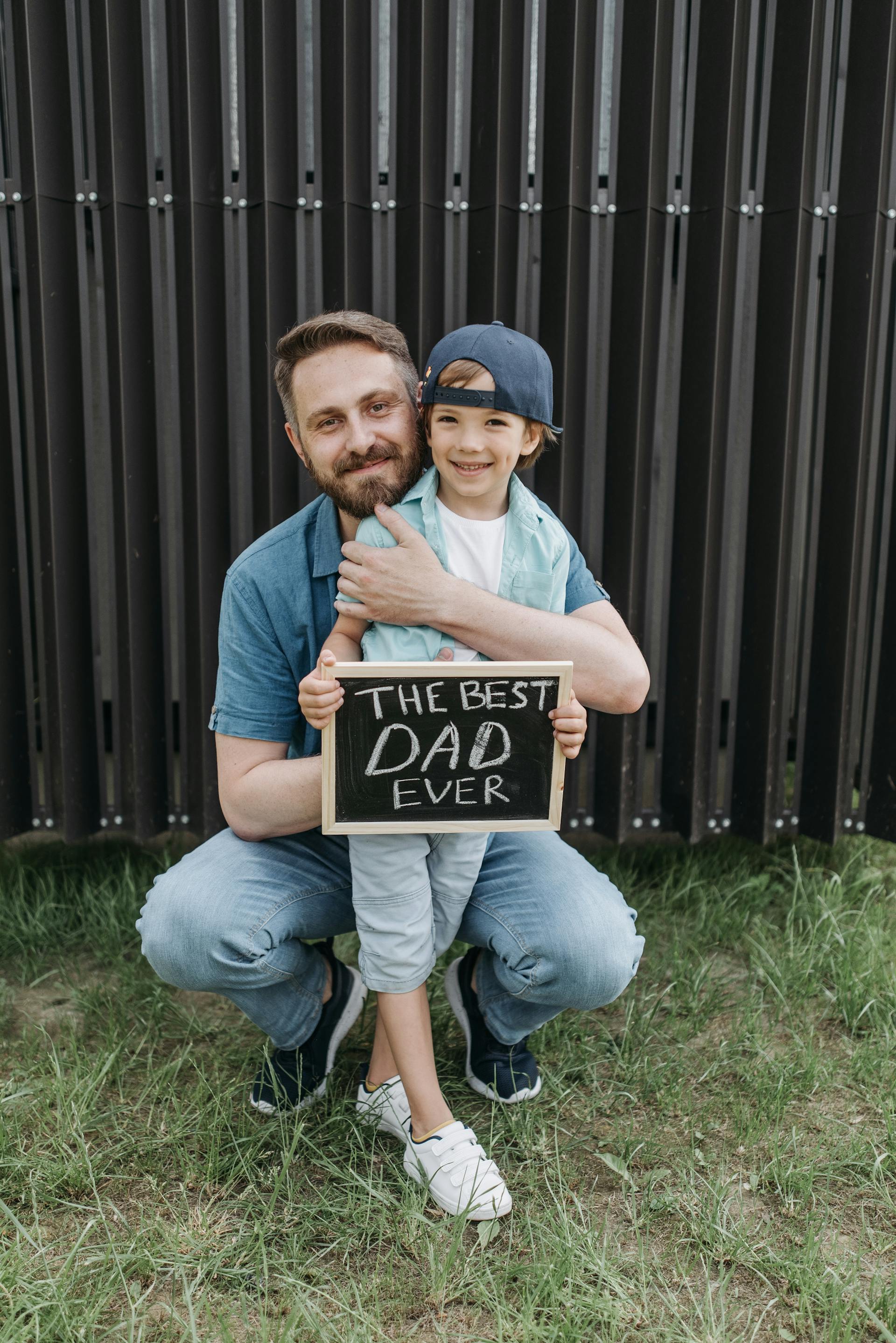 Un feliz dúo padre-hijo | Fuente: Pexels