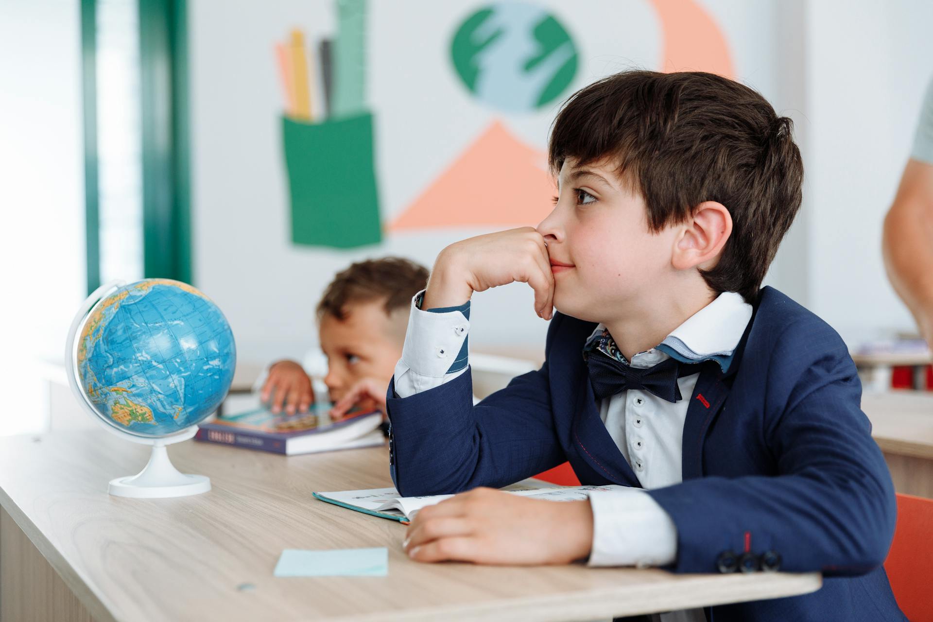 Chicos sentados en una clase | Fuente: Pexels