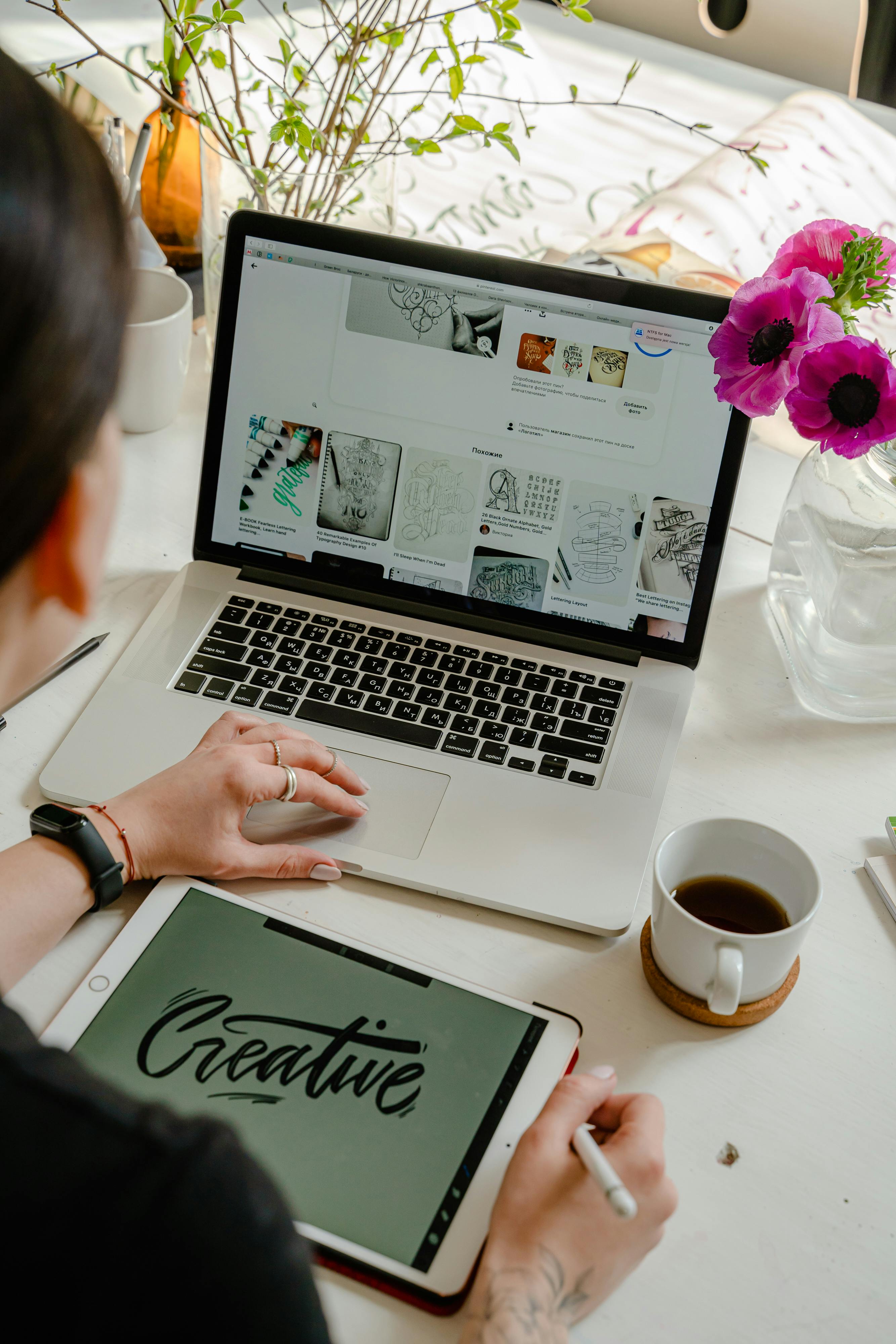 Un ilustrador trabajando | Fuente: Pexels