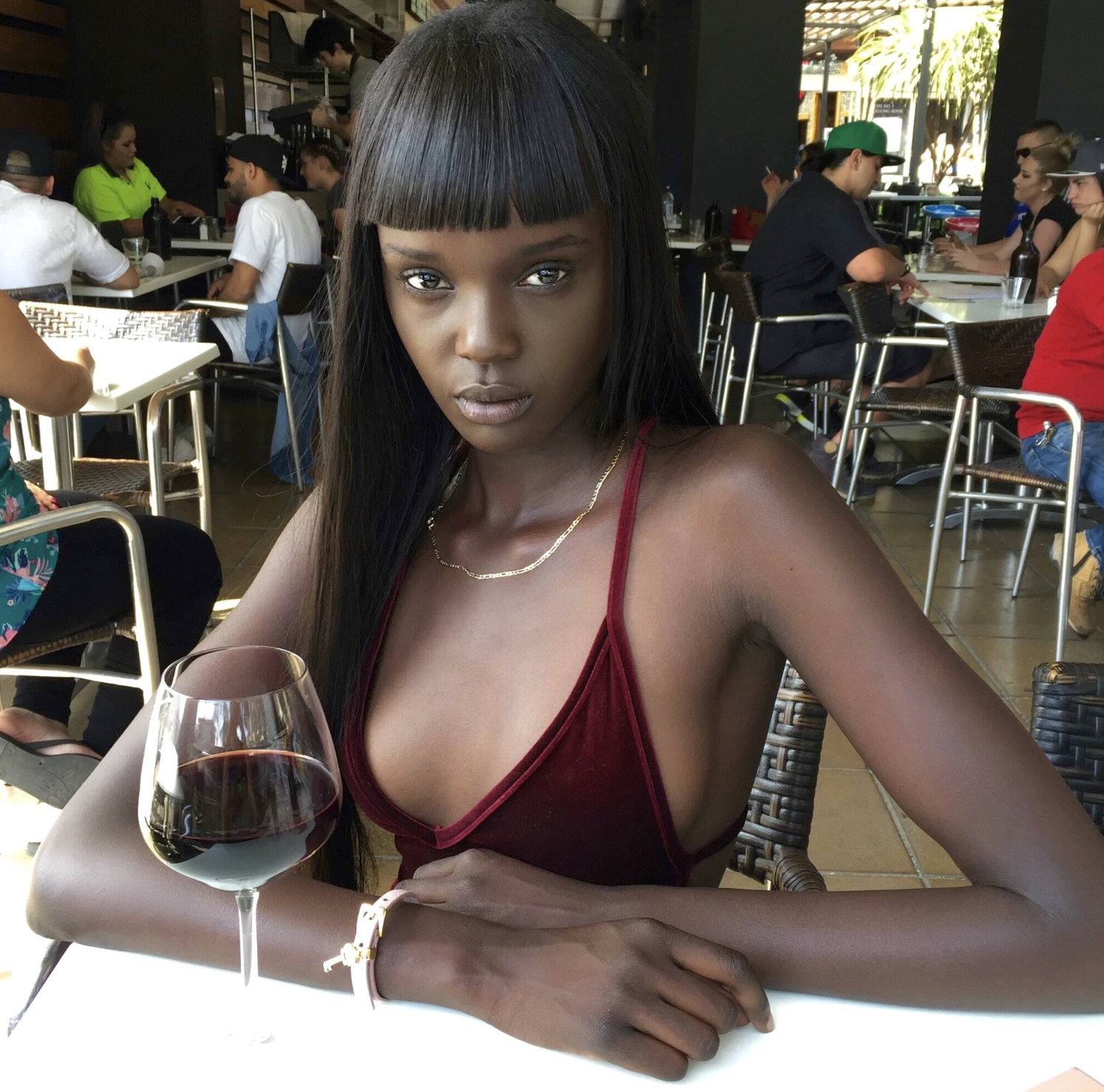Nyadak "Duckie" Thot posando en una foto espontánea publicada el 25 de abril de 2017 en West Hollywood, California | Fuente: X/duckiethot