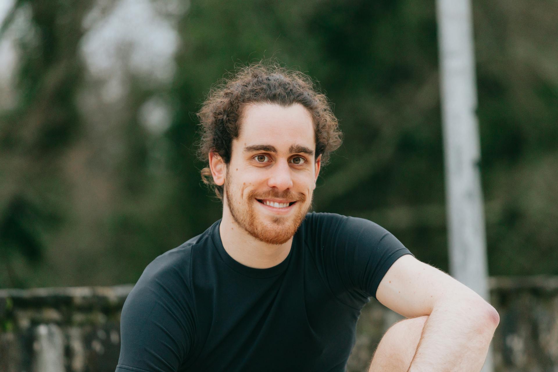 Un hombre sonriendo | Fuente: Pexels