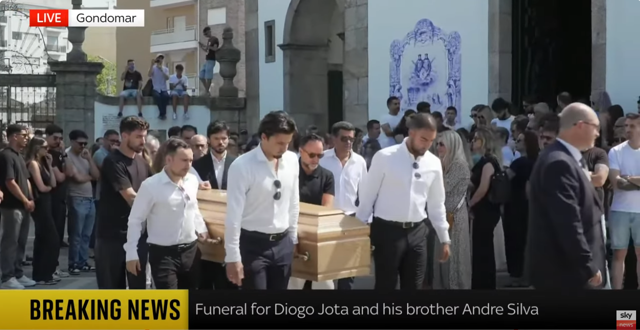 Le dan el último adiós a Diogo Jota y André Silva. | Fuente: YouTube/Sky News.