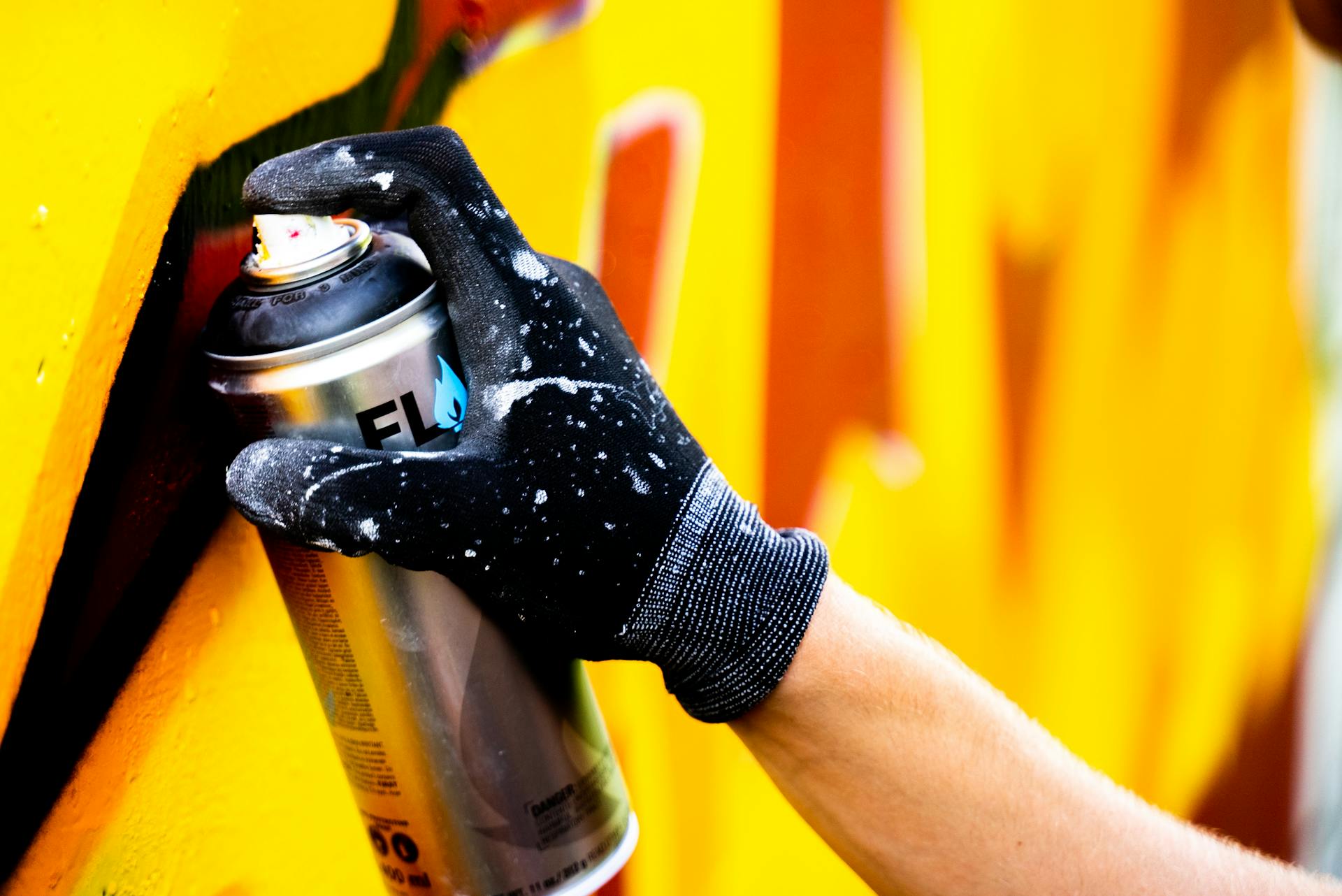 Una persona sujetando un bote de pintura en aerosol | Fuente: Pexels