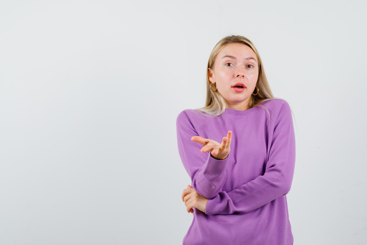 Una mujer con gestos casuales de las manos | Fuente: Freepik