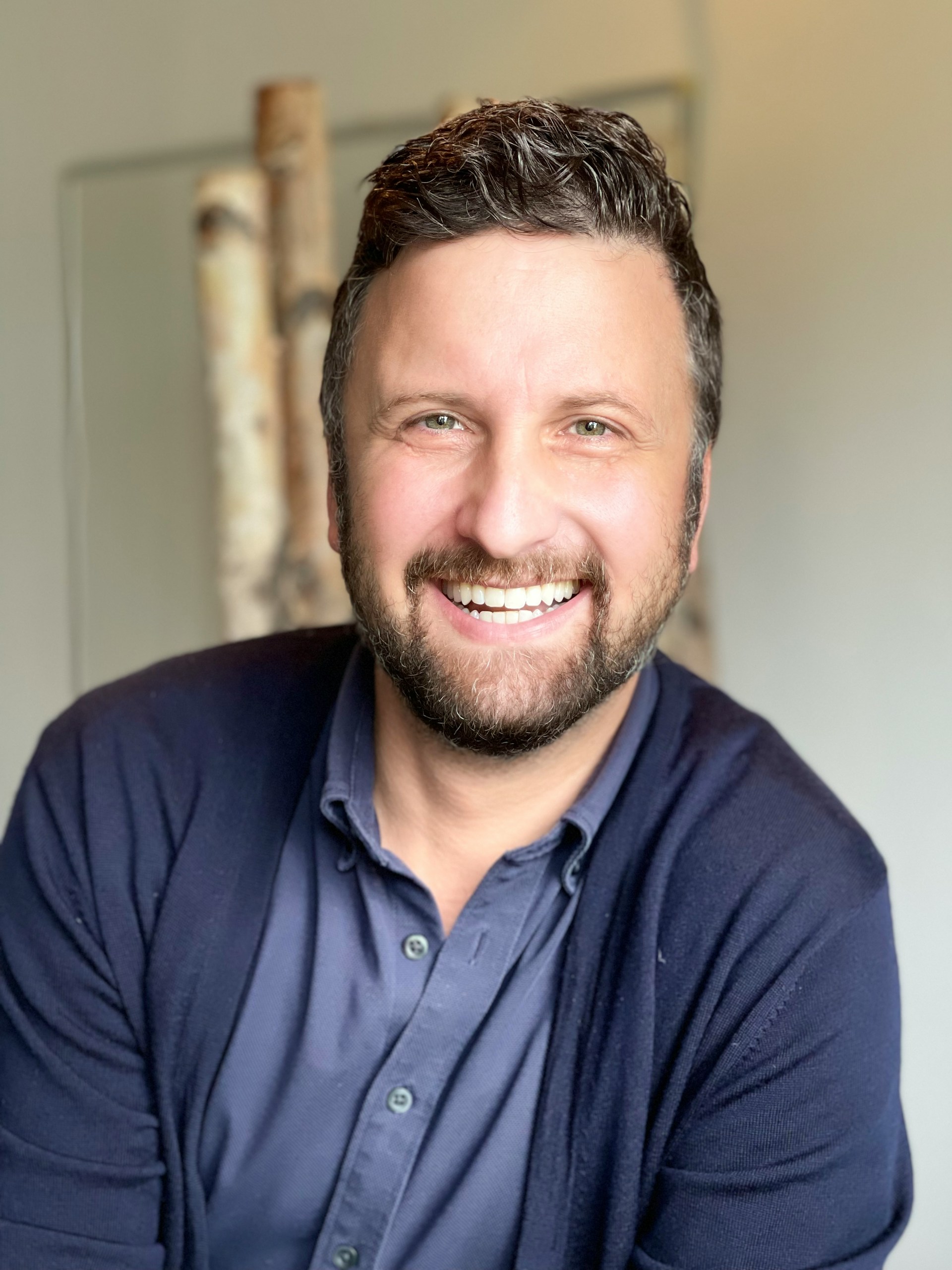 Un hombre sonriendo a alguien | Fuente: Unsplash
